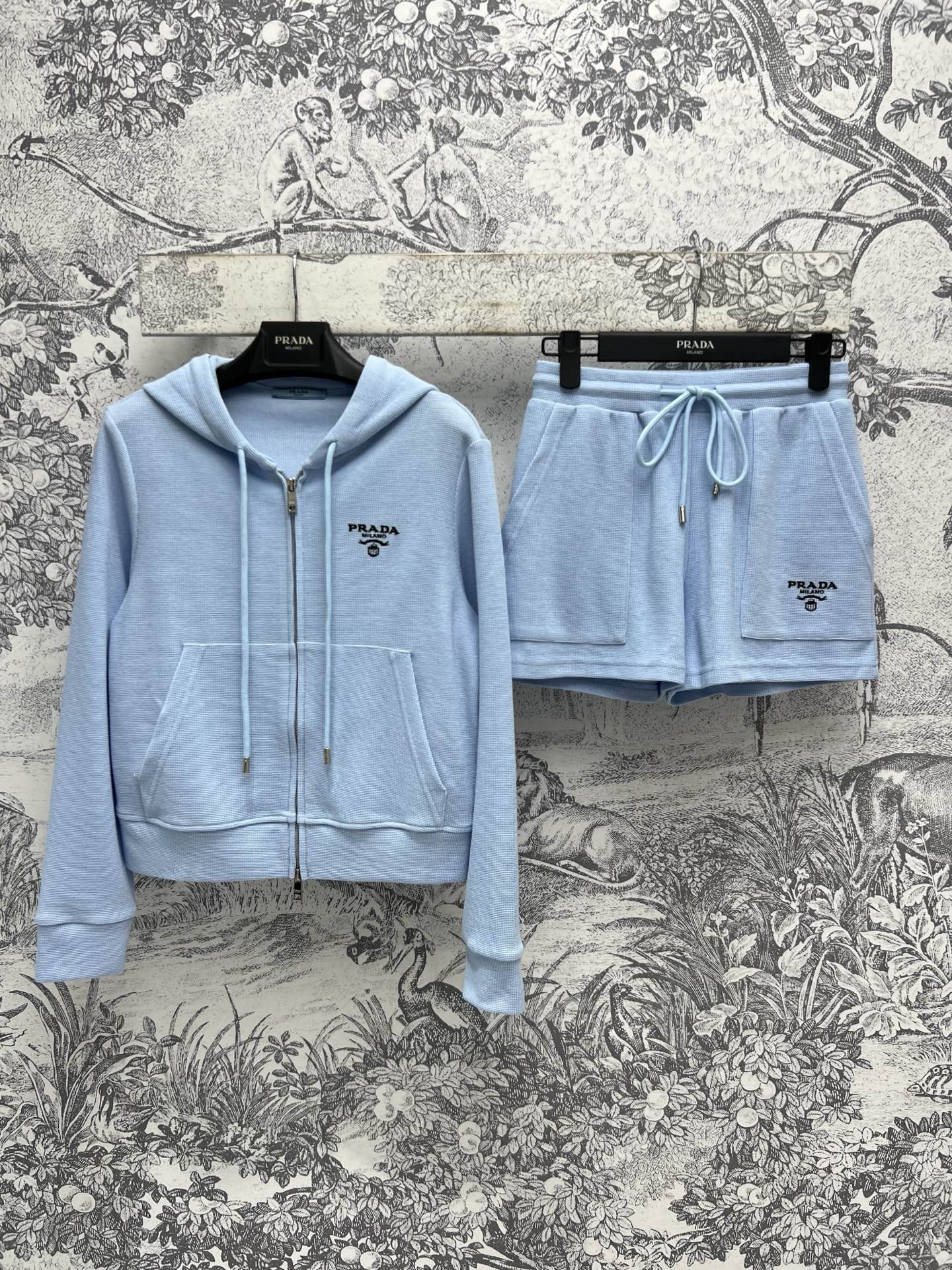 NO:310103,PD Home 25 Early Spring New Triangle Mark Hooded Set Hooded Draped Zipper Jacket   High-waisted Elastic Shorts A set of casual and lazy super casual looks tall and slim. It has a fashionable aura. Daily outfit and casual recommendations. Classic inverted triangle embellishments. Low-key and simple and fashionable. Two-color three-code SML,,dior, shorts, jackets & coats,hats,alexander wang19860909PD家 25早春新款 三角标连帽套装 连帽垂感拉链外套 高腰松紧短裤 一套搭配休闲慵懒超级随性 显高显瘦绝绝子 自带时髦气场 日常穿搭休闲推荐 经典的倒三角牌点缀 低调又简约时尚 两色三码 SML,,dior,shorts,jackets & coats,hats,alexander wang,Women's clothing