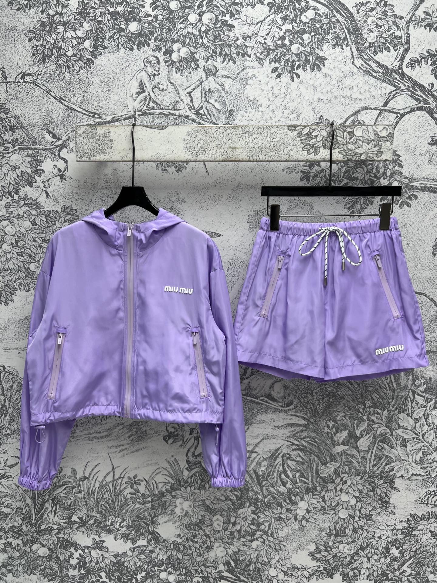 NO:310112,Miu 25 early spring new model, hooded stand-up jacket   elastic high-waist shorts, purple nylon fabric full of high-end feeling, super exquisite, a set of casual upper body, slim and covers flesh and clean, sports and casual loose style, versatile and not picky about body shape, can be easily controlled by any reminder, daily sports style and leisure are very good, one set for sale, two colors and three codes, SML,,miumiu, shorts, jackets & coats,hats,alexander wang19860909Miu 25早春新款 连帽立领外套 松紧高腰短裤 紫色尼龙面料高级感满满 超级精致 一套上身休闲随性 显瘦遮肉又干净利落 运动休闲的宽松版型 百搭不挑身材 任何提醒都可以轻松驾驭 日常运动风休闲都很不错 一套出售 两色三码 SML,,miumiu,shorts,jackets & coats,hats,alexander wang,Women's clothing