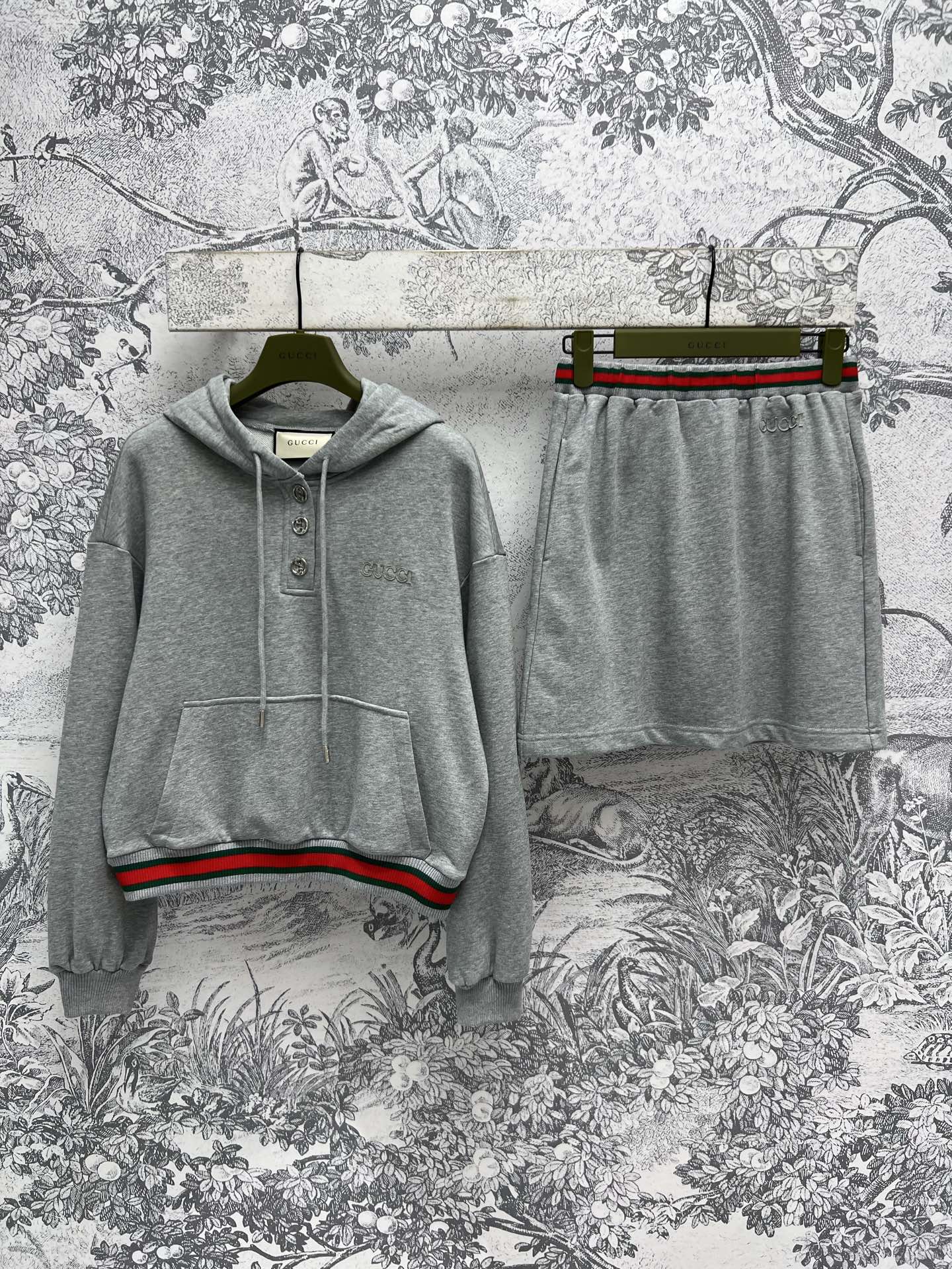 NO:310118,G Home 25 early spring new style, fashionable casual suit, versatile neutral gray, hooded silhouette sweatshirt   elastic skirt, Juezi's set of matching, classic small letter logo embroidery, super high recognition and easy to get fashionable style, short top paired with high waist skirt, top body is 1.8 meters tall, one color, three sizes SML,, gucci, hoodie, sweatshirts, skirts, hats, alexander wang19860909G家 25早春新款 时髦休闲套装 百搭中性灰色系 连帽廓形卫衣 松紧半身裙 绝绝子一套搭配 经典小字母logo刺绣 拥有超高辨识度并且轻松get到时髦范 短款的上衣搭配高腰半身裙 上身就是一米八模特身材 一色三码 SML,,gucci,hoodie,sweatshirts,skirts,hats,alexander wang,Women's clothing