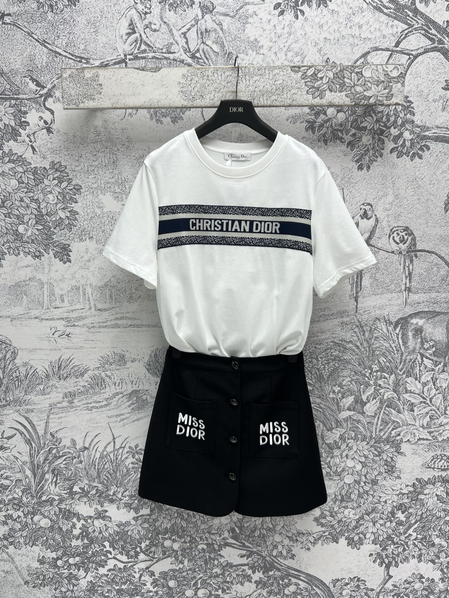 NO:310124,D Home 25 Early Spring New Style Contrast Color Webbing Logo Short T  Single-breasted Short Skirt Daily Casual Set Short Sleeve Webbing Logo T-shirt Matched with Single-breasted Short Skirt A set of top-fitting stylish feeling Simple and refreshing Three-code one color SML,,dior, skirts, T-shirt,tees, t-shirt,alexander wang19860909D家 25早春新款 撞色织带logo短T 单排扣短裙 日常休闲套装 短袖织带logoT恤 搭配单排扣短裙 一套上身妥妥的时髦感 简约又清爽 一色三码 SML,,dior,skirts,T-shirt,tees，t-shirt,alexander wang,Women's clothing