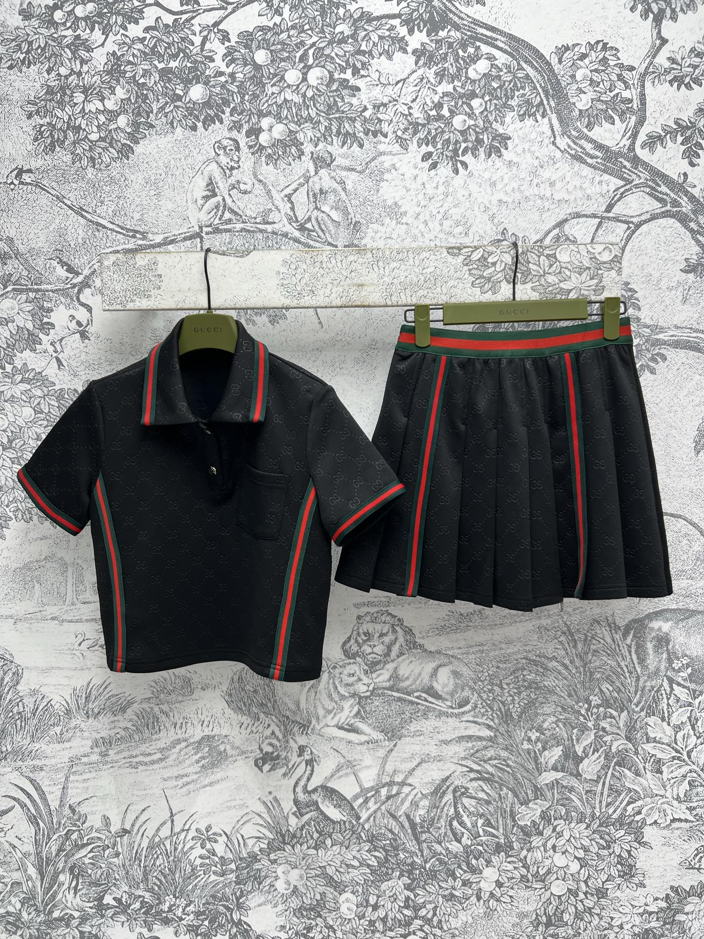 NO:310127,G Home 25 early spring new Polo neck short-sleeved top   high-waist short skirt Full body double G-line jacquard logo Low-key and fashionable Full high-end texture Side contrasting letter webbing design Loose style upper body super age-reducing A set of matching Full of youthful and age-reducing vitality and sporty atmosphere Full of girlishness Sweet and cool Fashionable and versatile and not picky Two-color three-code SML, gucci, skirts, T-shirt, alexander wang19860909G家 25早春新款 Polo领短袖上衣 高腰短裙 通身双G字纹提花Logo 低调又时髦 满满的高级质感 侧边撞色字母织带设计 宽松版型上身超级减龄 一套搭配 充满青春减龄的活力运动气息 满满的少女感 可甜可酷 时髦百搭不挑人 两色三码 SML,,gucci,skirts,T-shirt,alexander wang,Women's clothing