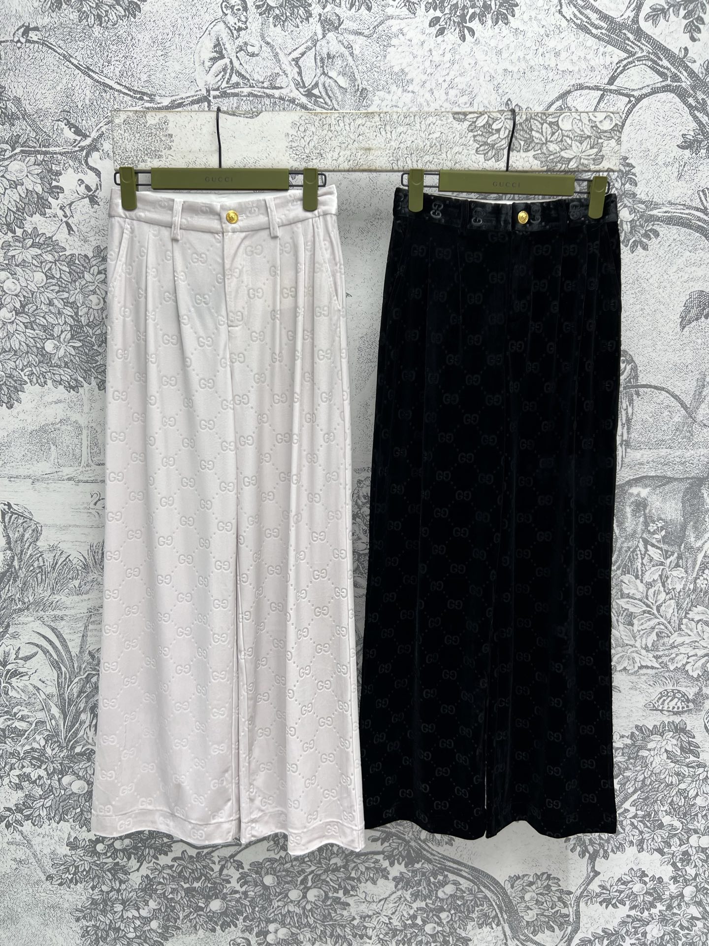 NO:310131,G Home 25 Early Spring New Velvet GG Jacquard High Waist Wide Legs Classic GG Diamond Pattern Decoration Simple Brand Fully High-end Feeling Full Body Shows Temperament and Reduces Age Daily Casual Recommended Two Colors and Three Codes SML, Gucci, Alexander Wang19860909G家 25早春新款 丝绒GG提花高腰阔腿裤 经典的GG菱格图案装饰 简约大牌 高级感拉满 上身又显气质又减龄 日常休闲推荐 两色三码 SML,,gucci,alexander wang,Women's clothing