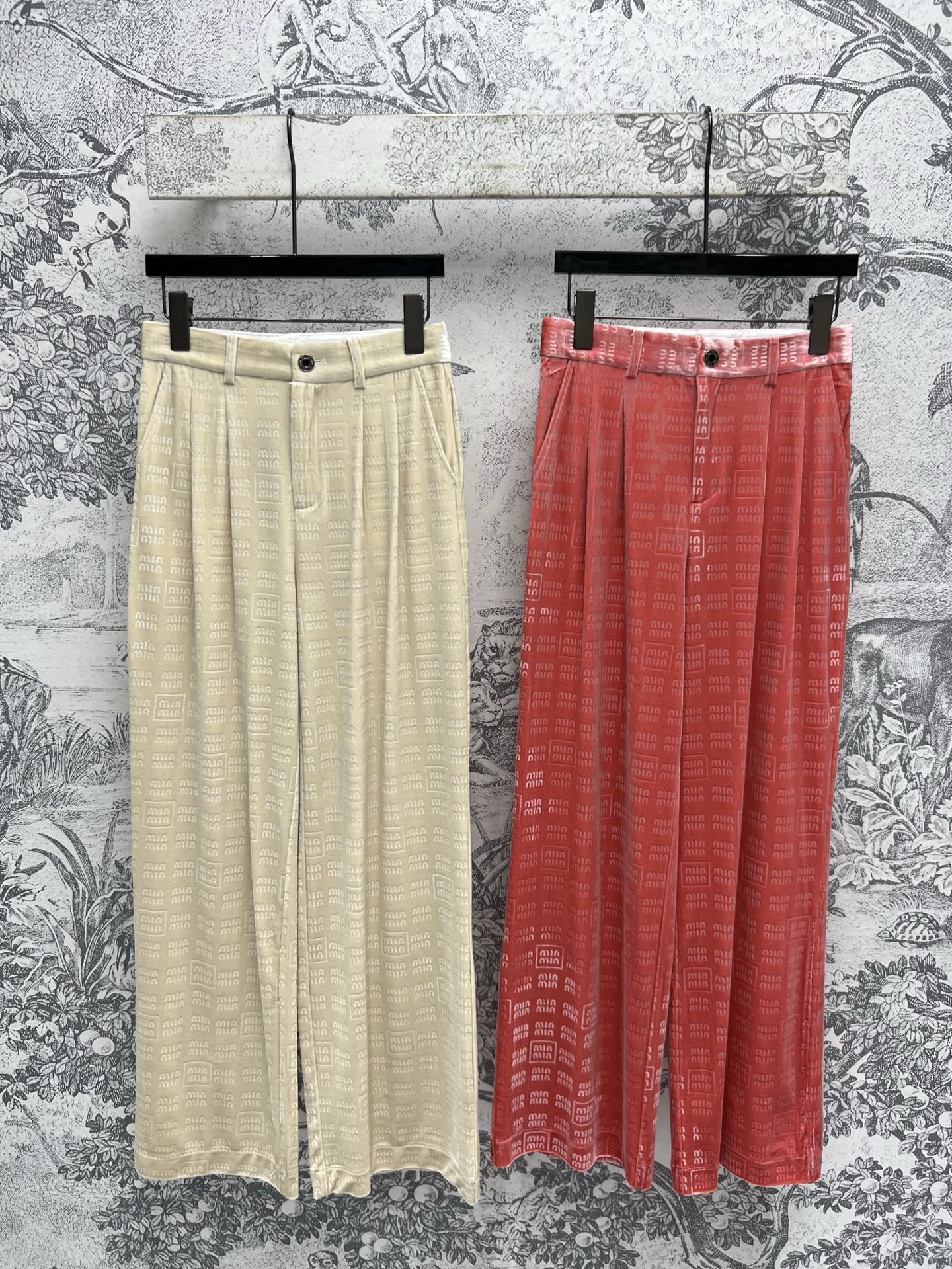 NO:310135,Miu 25 early spring new style velvet logo jacquard high waist wide-leg pants classic Mlu letter pattern jacquard decoration simple brand full of high-end feel, the upper body shows temperament and age-reducing daily leisure recommendations Two colors and three codes SML, miumiu, alexander wang19860909Miu 25早春新款 丝绒logo提花高腰阔腿裤 经典的Mlu 字母图案提花装饰 简约大牌 高级感拉满 上身又显气质又减龄 日常休闲推荐 两色三码 SML,,miumiu,alexander wang,Women's clothing