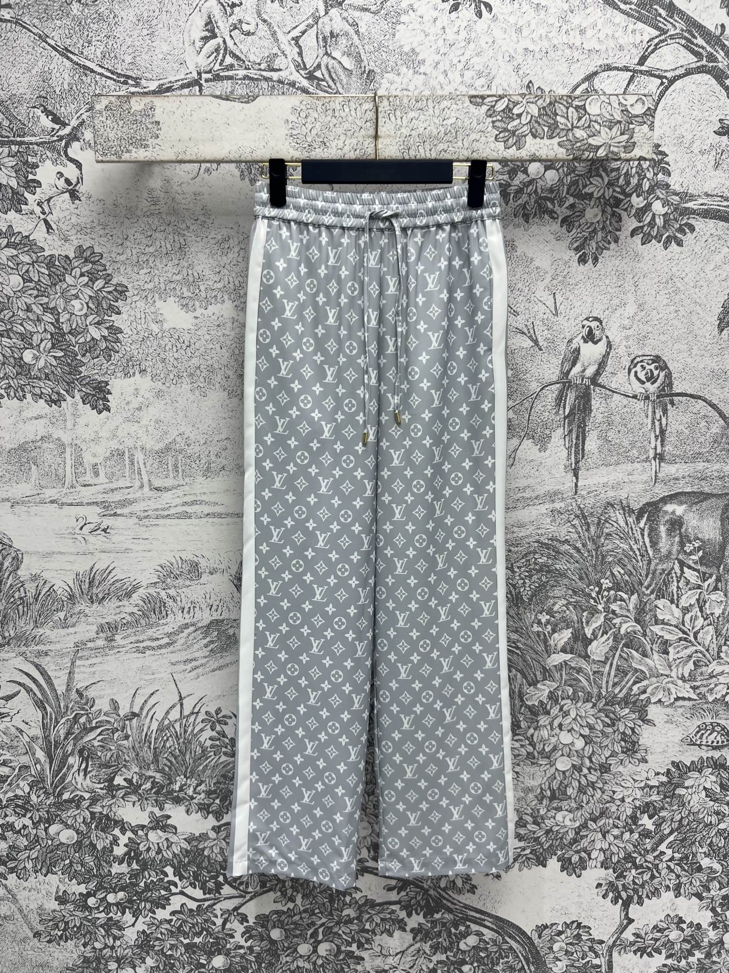 NO:310139,L Home 25 early spring new style, high-waisted presbyopia wide-leg pants, thin, comfortable and breathable fabric, not stuffy in summer, high-waist design improves waistline, lengthens the leg proportion, classic presbyopia pattern embellishment, fresh summer color matching is super age-reducing and fashionable, everyday vacation or leisure is good, one color and three codes SML,,louis vuitton,alexander wang19860909L家 25早春新款 高腰老花阔腿裤 面料轻薄舒适透气 夏季也不会闷热 高腰设计提升腰线 拉长腿部比例 经典的老花图案点缀 清新夏日的配色超级减龄时髦 日常度假或者休闲都不错一色三码 SML,,louis vuitton,alexander wang,Women's clothing