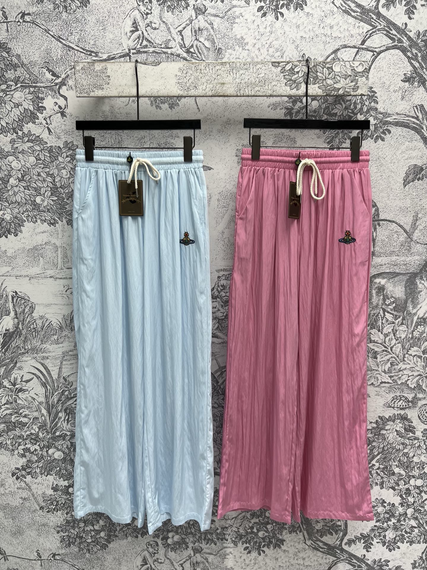 NO:310126,25 early spring new style Planet embroidered straight-leg pants, two-color wide-leg pants with upper body, will never go wrong, gentle and durable, pants drawstring elastic waist-tight design, easy to wear to create a golden proportion figure, wide-leg style, leg defects are just right to cover, commuting every day is very good, two colors and three codes, SML, gold, alexander wang1986090925早春新款 星球刺绣直筒裤 晴空蓝 树莓粉两个色上身的阔腿裤绝对不会出错 温柔耐看绝绝子 裤子抽绳松紧收腰设计 轻松穿出黄金比例身材 阔腿版型 腿部瑕疵遮盖的恰到好处 通勤日常都很不错 两色三码 SML,,gold,alexander wang,Women's clothing