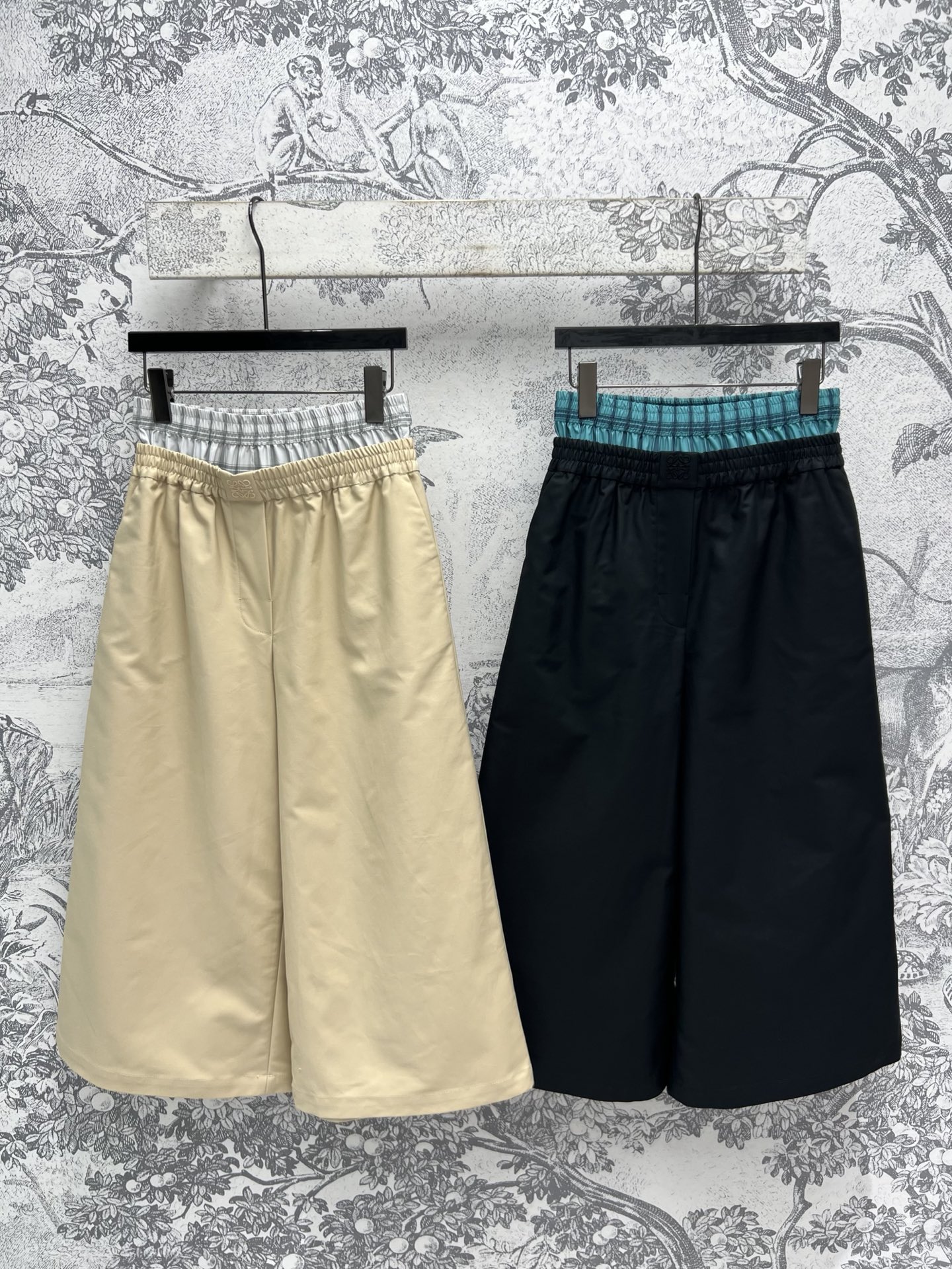 NO:310170,LW Home 25 Early Spring New Style Double-waisted Casual Wide-leg Pants Wide-legged Pants Double-waisted Pants show the unconventional waist shaping of the waist. Contrasted plaid splicing design adds a sense of design to the pants, bringing a unique feeling. Simple pants shape commuting and versatile. Suitable for low-waisted wear to reveal the waistline and visually slimming and high-definition, modifying the leg shape very well. Loose style but not wide. You can feel assured to fit in a variety of figures. It is very simple and energetic with a vest. Two colors and three codes SML, alexander wang19860909LW家 25早春新款 双腰头休闲阔腿裤 阔腿裤做双腰头设计表现出腰部的非常规腰部塑造 撞色格纹拼接设计为裤子增添设计感 带来独特感受简洁的裤型通勤百搭 适用于低腰穿着露出腰线上身视觉显瘦显高修饰腿型效果非常棒 宽松版型但不显胯宽 多种身形都可以放心入不挑身材 搭配马甲非常简约有活力 两色三码 SML,,alexander wang,Women's clothing