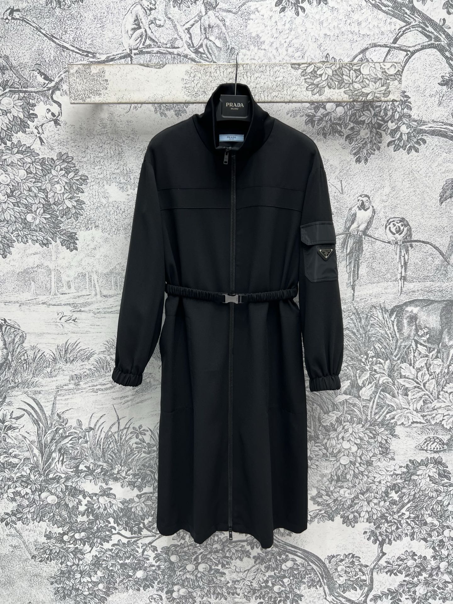 NO:310158,PD Home 25 early spring new style stand collar waist-hugging dress No excessive decoration minimalist design, versatile and elegant, equipped with a cloth elastic waist belt waist-hugging to create a slender waist easily split the golden proportion body, temperament stand collar is capable and exquisite, sleeve triangle logo packaging decoration, upper body elegant and fashionable, smooth and comfortable lines create a comfortable experience, elegant and elegant, one color three codes SML 9,,dior, skirts, gold, alexander wang19860909PD家 25早春新款 立领收腰连衣裙 没有过多修饰的极简设计 百搭实穿又大气 配有本布松紧腰带收腰 打造纤细腰身 轻松分割黄金比例身材 气质小立领干练精致 衣袖三角标包包装饰 上身优雅时髦 线条流畅自在 打造舒适体验感 落落大方尽显气质 一色三码 SML 9,,dior,skirts,gold,alexander wang,Women's clothing