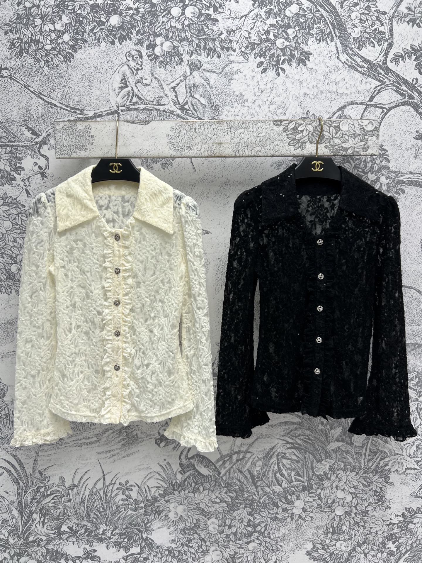 NO:310146,G Home 25 Early Spring New Style, All-match Series Lace Shirts, Too Recommended, With a little sexy perspective, Classic slim fit, Hidden meat and fashionable, Customized logo buckle decoration, Details are very in place, Two colors and three codes, SML 9,,gucci,alexander wang19860909G家 25早春新款 百搭系列蕾丝衫 太推荐了 带有一点小性感透视效果 经典修身版型 藏肉又时髦 定制logo扣饰装饰 细节非常到位 两色三码 SML 9,,gucci,alexander wang,Women's clothing