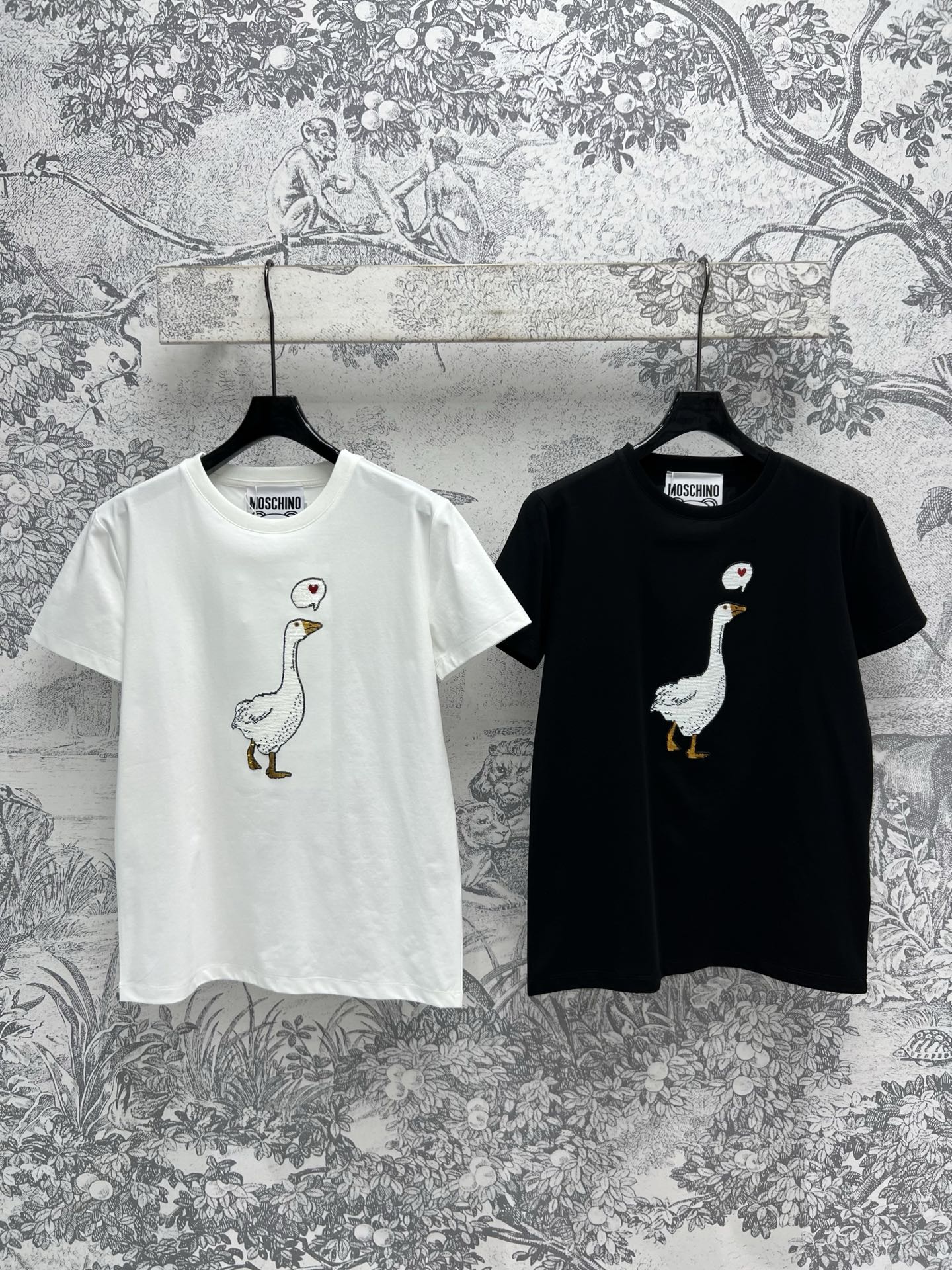 NO:310169,New early spring style, sequin embroidered duck pattern short-sleeved T-shirt, heavy industry embroidery bead piece craft, Buling Buling's super eye-catching, middle duck pattern decoration, simple and big brand, cute and playful, full of high-end feeling, short style, any skirt and trousers are good, huge body proportions, fashion essentials for fashionable essence, two colors and three codes, SML, skirts, T-shirt, tees, t-shirt, alexander wang19860909早春新款 亮片刺绣鸭子图案短袖T恤 重工绣珠片工艺 布灵布灵的超级惹眼 中间鸭子图案装饰 简约又大牌 可爱又俏皮 上身高级感满满 短款版型 随便搭个半裙长裤都很不错 巨显身材比例 时髦精必备时尚单品 两色三码 SML,,skirts,T-shirt,tees，t-shirt,alexander wang,Women's clothing