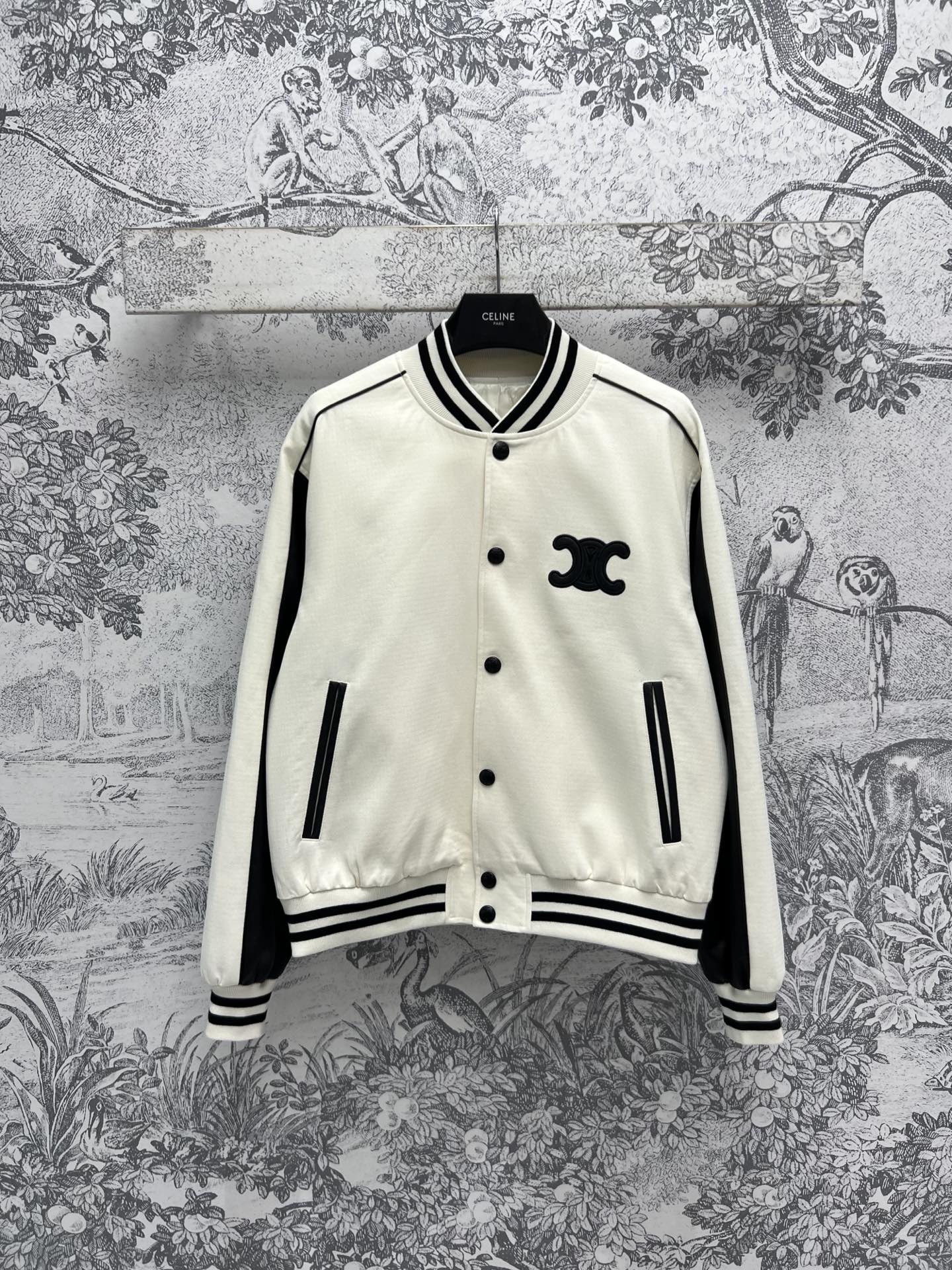 NO:310163,CE Home 25 Early Spring New Style Contrast Color Spliced ​​Baseball Jacket Jacket Vibrant and Age-reducing Baseball Jacket Silhouette Cut Black and White Splicing Creates a cool and fashionable design Classic brand logo embellishment on the chest A must-have artifact for styling. Easy to grasp the cool and cool temperament of the motorcycle on the upper body One color Three codes SML,, jackets & coats, jackets & coats, alexander wang19860909CE家 25早春新款 撞色拼接棒球夹克外套 活力减龄的棒球夹克廓形剪裁 黑白的拼接打造酷帅时髦设计 胸前经典的品牌logo点缀 造型必备神器 上身轻松拿捏时髦的机车酷飒气质 一色三码 SML,,jackets & coats,jackets & coats,alexander wang,Women's clothing