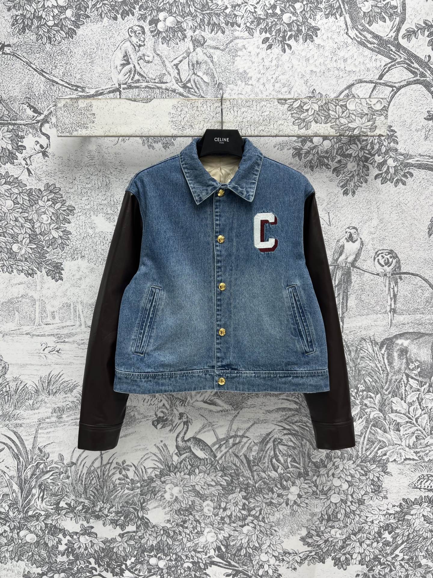 NO:310157,CE Home 25 Early Spring New Style Leather Spliced ​​Denim Jacket Jacket Jacket The color matching is very high-end, handsome and fashionable and stylish Brand letters and seals decoration The style is very slim and versatile, open mold custom hardware buttons YB uniform diamond pattern cotton lining One color three codes SML,, jackets & coats, jackets & coats, alexander wang19860909CE家 25早春新款 皮革拼接牛仔夹克夹棉外套 配色很高级哦 帅气又时髦有型 品牌的字母章仔装饰 版型非常显瘦百搭 开模定制五金纽扣 YB一致菱格纹夹棉里衬 一色三码 SML,,jackets & coats,jackets & coats,alexander wang,Women's clothing