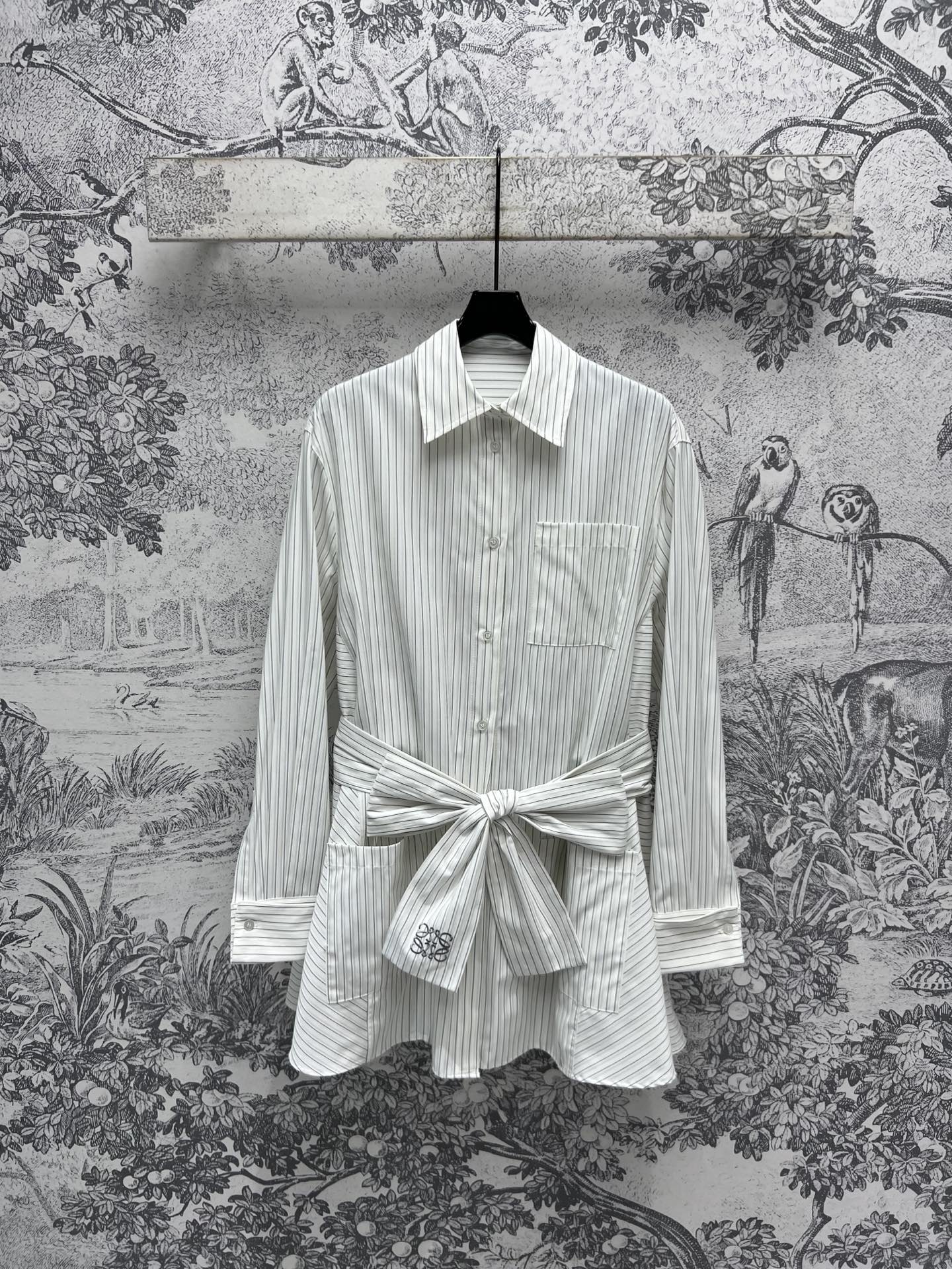 NO:310151,LW Home 25 Early Spring New Style Striped Waist Fishtail Shirt Dress Temperature Lapel Cloth Waist Design Waist Fishtail Skirt Hem The upper body is ladylike and elegant and slim. Any age reduction can be easily controlled. Refreshing and versatile and not picky. Simple and clean and neat. For daily commuting, the mold opening logo buttons are particularly textured. Details show texture everywhere. Very recommended items. One color and three codes. SML, skirts, shirts, alexander wang19860909LW家 25早春新款 条纹收腰鱼尾衬衫连衣裙 气质翻领布布收腰设计收腰鱼尾裙摆 上身淑女又优雅显瘦 任何减龄都可以轻松驾驭 清爽百搭不挑人 简约又干净利落 对于日常通勤都Ok 开模logo扣子 特别显质感 细节处处显质感 很推荐的单品 一色三码 SML,,skirts,shirts,alexander wang,Women's clothing