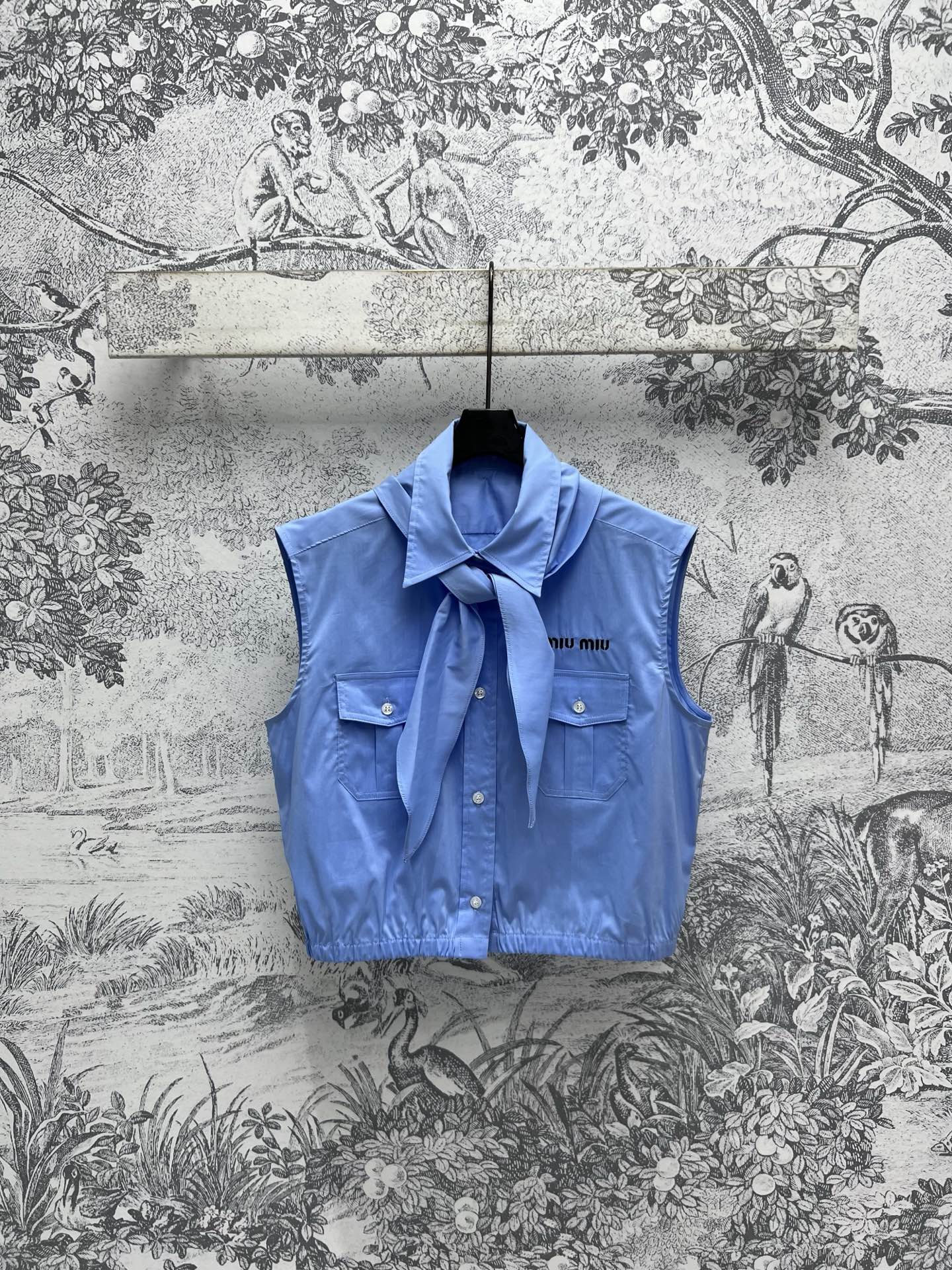 NO:311143,Miu 25 early spring new style, tie decoration lapel sleeveless shirt, basic loose sleeveless shirt style, exquisite and elegant tie decoration, brand patch logo embellishment, unique and eye-catching, overall feeling is more fashionable, whatever match is excellent, shirts are definitely a versatile item all year round, single wear and layering are excellent, recommended for daily leisure, two colors and three codes, SML,,miumiu,shirts,ties,alexander wang19860909Miu 25早春新款 领带装饰翻领无袖衬衫 基础宽松无袖衬衫版型 融入精致优雅的领带装饰 品牌贴布Logo点缀 别致吸睛 整体感觉更加时髦 随便搭配都很绝 衬衫绝对是一年四季的百搭单品 单穿叠搭都很绝 日常出街休闲推荐两色三码 SML,,miumiu,shirts,ties,alexander wang,Women's clothing