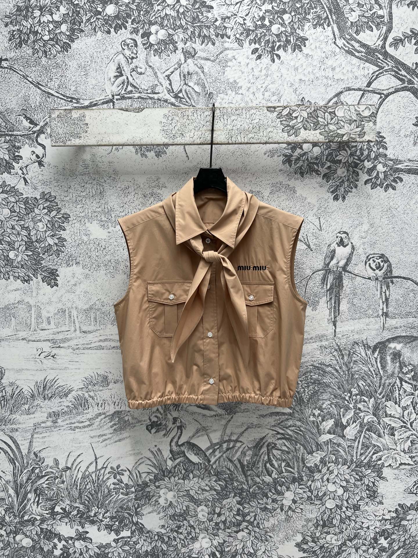 NO:310145,Miu 25 early spring new style, tie decoration lapel sleeveless shirt, basic loose sleeveless shirt style, exquisite and elegant tie decoration, brand patch logo embellishment, unique and eye-catching, overall feeling is more fashionable, whatever match is excellent, shirts are definitely a versatile item all year round, single wear and layering are excellent, recommended for daily casual leisure, two colors and three codes, SML, miumiu,shirts,ties,alexander wang19860909Miu 25早春新款 领带装饰翻领无袖衬衫 基础宽松无袖衬衫版型 融入精致优雅的领带装饰 品牌贴布Logo点缀 别致吸睛 整体感觉更加时髦 随便搭配都很绝 衬衫绝对是一年四季的百搭单品 单穿叠搭都很绝 日常出街休闲推荐两色三码 SML,,miumiu,shirts,ties,alexander wang,Women's clothing