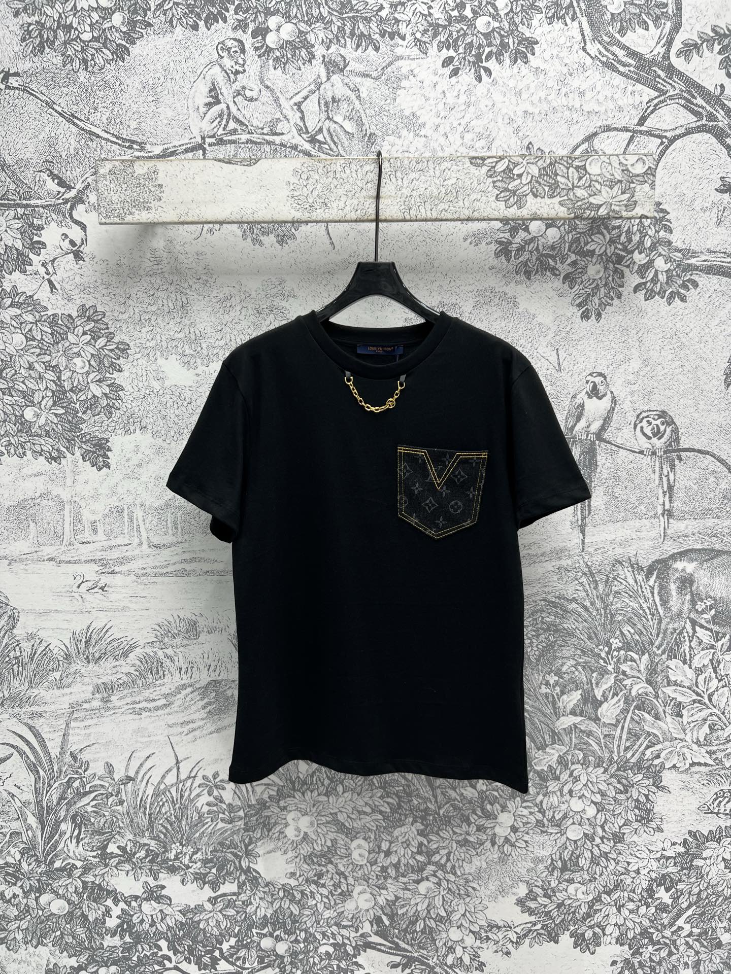 NO:310136,L Home 25 early spring new style, spliced ​​old flower pocket short T, simple design is versatile and not picky, old flower denim spliced ​​pocket blessing, upper body looks slim and clean, pure cotton fabric, one color three codes SML,,louis vuitton,alexander wang19860909L家 25早春新款 拼接老花口袋短T 简约的设计百搭不挑人 老花牛仔拼接的口袋加持 上身显瘦又干净利落 纯棉面料 一色三码 SML,,louis vuitton,alexander wang,Women's clothing