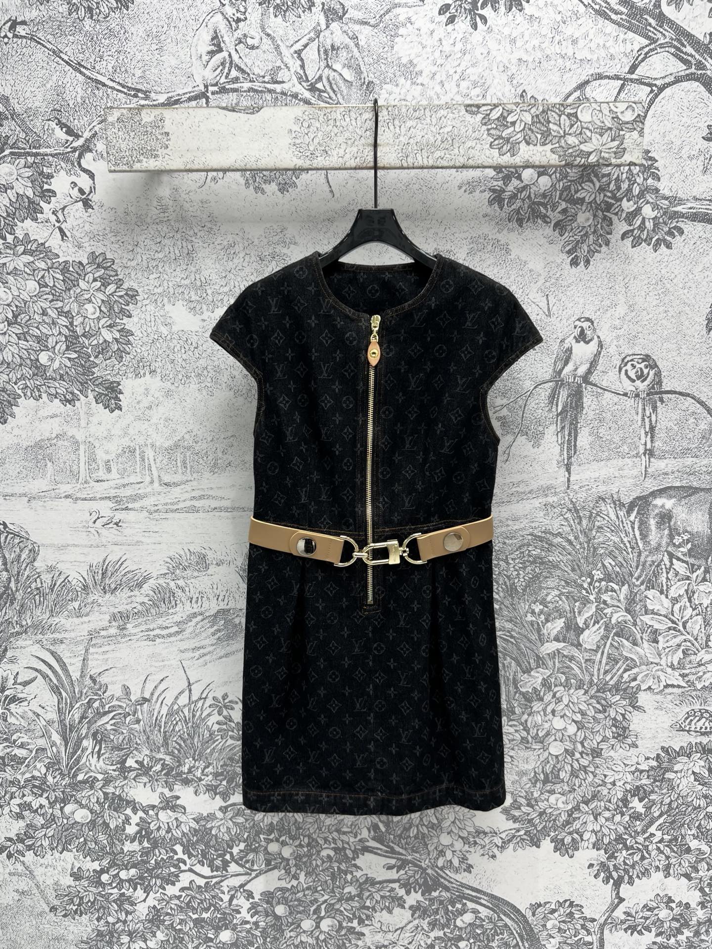 NO:310132,L Home 25 Early Spring New Style Classic Presbyterian Jacquard Denim Series Lapel Jacket   Short Sleeve Dress   Double Breasted Short Skirt   Straight Pants Customized Hardware Accessories with YB Open-Model Classic Styles Can never be picked out wrong Classic Presbyterian Design Full-print Presbyterian Design Excellent upper body effect Full texture Fully mark The wash fabric is old black and whiter, lazy and casual, sweet and cool, a series of matching upper body age-reducing and high-end Customized Jacquard fabrics The workmanship details are very good SML,,louis vuitton, skirts, jackets & coats, T-shirt, alexander wang19860909L家 25早春新款 经典老花提花牛仔系列 翻领外套 短袖连衣裙 双排扣短裙 直筒裤 YB开模定制的五金配件 经典的版型永远挑不出来错 满印的老花设计 上身效果超赞 质感满分 洗水面料做旧黑色十分显白 慵懒随性 可甜可酷 一系列搭配上身减龄又高级 定制的提花面料 做工细节都很到位 SML,,louis vuitton,skirts,jackets & coats,T-shirt,alexander wang,Women's clothing