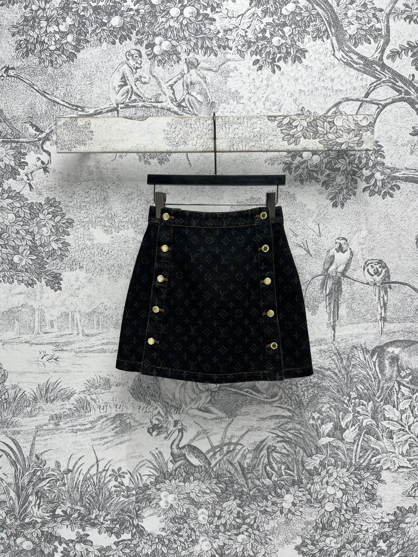 NO:310130,L Home 25 Early Spring New Style Classic Presbyterian Jacquard Denim Series Lapel Jacket   Short Sleeve Dress   Double Breasted Short Skirt   Straight Pants Customized Hardware Accessories with YB Open-Model Classic Styles Can never be picked out wrong Classic Presbyterian Design Full-print Presbyterian Design Excellent upper body effect Full texture Fully mark The wash fabric is old black and whiter, lazy and casual, sweet and cool, a series of matching upper body age-reducing and high-end Customized Jacquard fabrics The workmanship details are very good SML,,louis vuitton, skirts, jackets & coats, T-shirt, alexander wang19860909L家 25早春新款 经典老花提花牛仔系列 翻领外套 短袖连衣裙 双排扣短裙 直筒裤 YB开模定制的五金配件 经典的版型永远挑不出来错 满印的老花设计 上身效果超赞 质感满分 洗水面料做旧黑色十分显白 慵懒随性 可甜可酷 一系列搭配上身减龄又高级 定制的提花面料 做工细节都很到位 SML,,louis vuitton,skirts,jackets & coats,T-shirt,alexander wang,Women's clothing