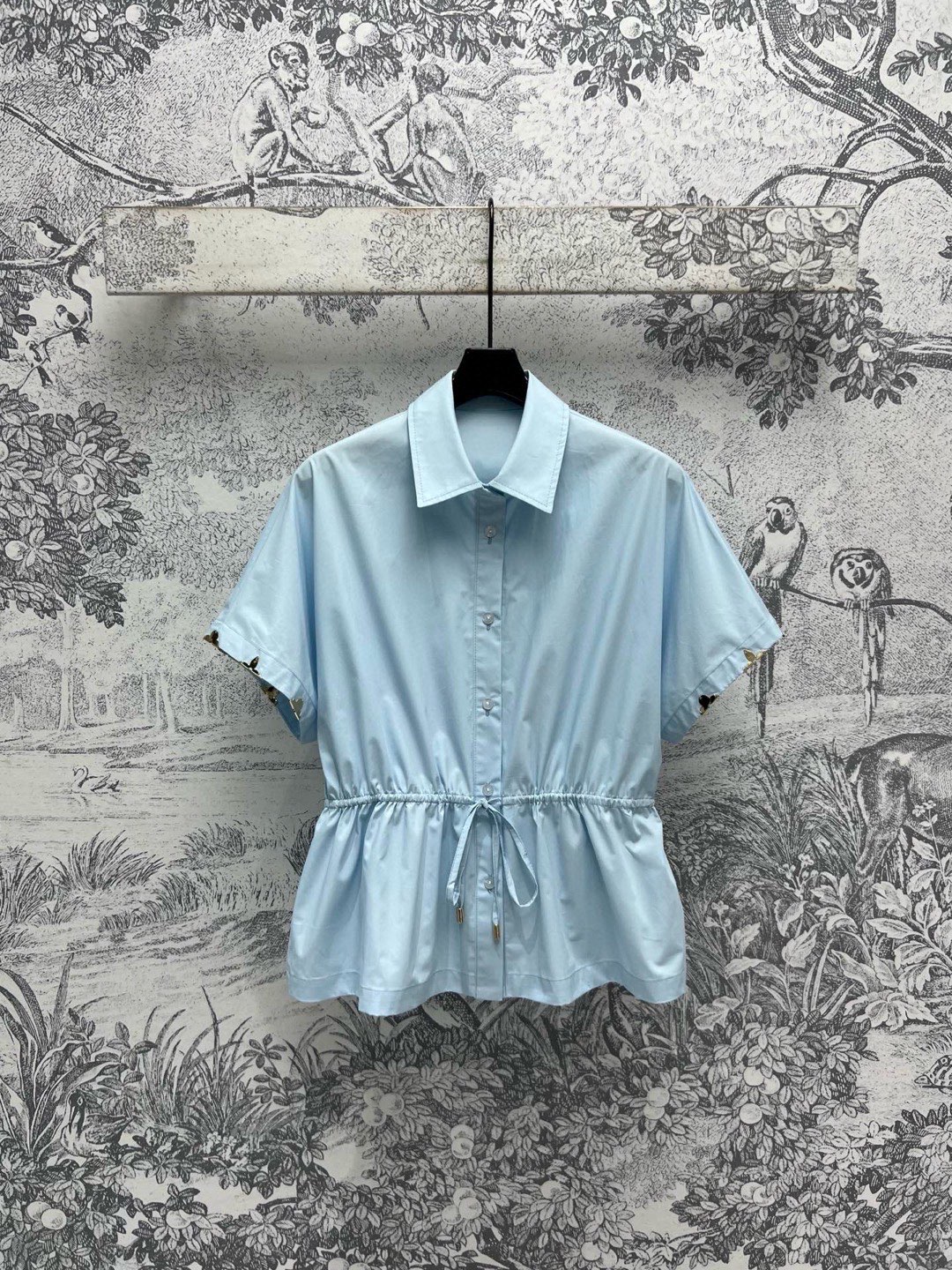 NO:310142,L Home 25 Early Spring New Lapel Short Sleeve Waist Shirts. A drooping fabric is not picky for any figure. The upper body is sweet and fashionable girlish. The waist drawstring is tightened to easily improve the waistline. Visual golden ratio. Classic hardware accessories embellishments. Full of high-end feeling. Sweet or salty. Fashionable and versatile. Two-color three-code SML,,louis vuitton,shirts,T-shirt,gold,alexander wang19860909L家 25早春新款 翻领短袖收腰衬衫 垂感十足的面料任何身材都不挑 上身就是甜美时髦的少女感 腰间抽绳收腰 轻松提高腰线 视觉黄金比例 经典五金配饰点缀 高级感满满 可甜可咸 时髦又百搭 两色三码 SML,,louis vuitton,shirts,T-shirt,gold,alexander wang,Women's clothing