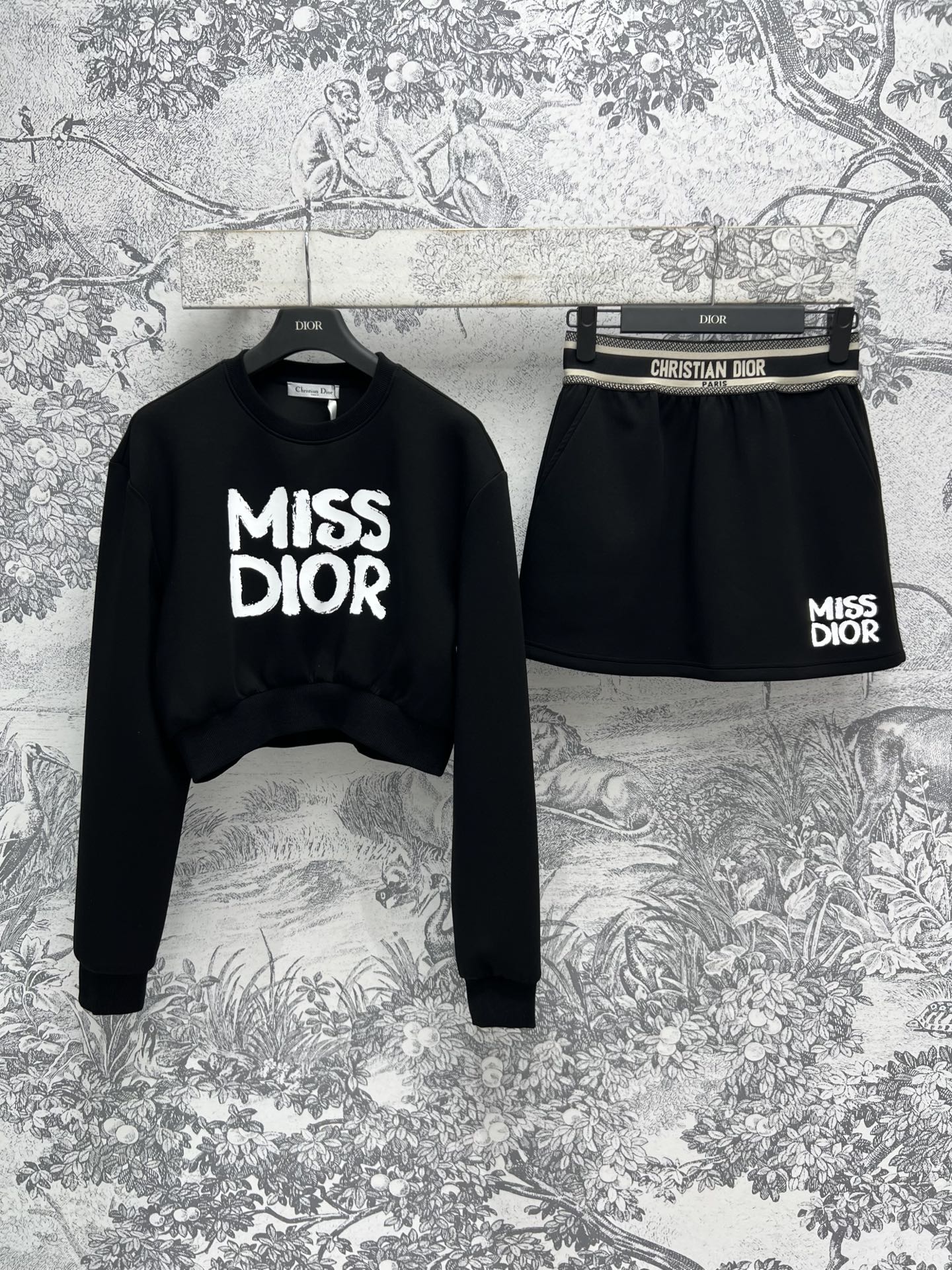 NO:310623,D Home 25 early spring new logo printed sweatshirt set round neck short sweatshirt with woven belt skirt full of youthful and sunny campus feeling Contrast color logo print embellishment Not too rigid, simple and advanced, a set of top body full of age-reducing girlish feeling Round neck to modify the neck, single wear is good, a must-have for lazy people to wear for daily sports and leisure, one color three codes SML,,dior,hoodie,sweatshirts,skirts,alexander wang19860909D家 25早春新款 logo印花卫衣套装 圆领短款卫衣搭配织带半身裙 满满的青春阳光校园感 撞色logo印花点缀 不会过分死板 简约又高级 一套上身满满的减龄少女感 圆领修饰脖颈 单穿叠搭都不错 日常运动休闲必备懒人穿 一色三码 SML,,dior,hoodie,sweatshirts,skirts,alexander wang,Women's clothing