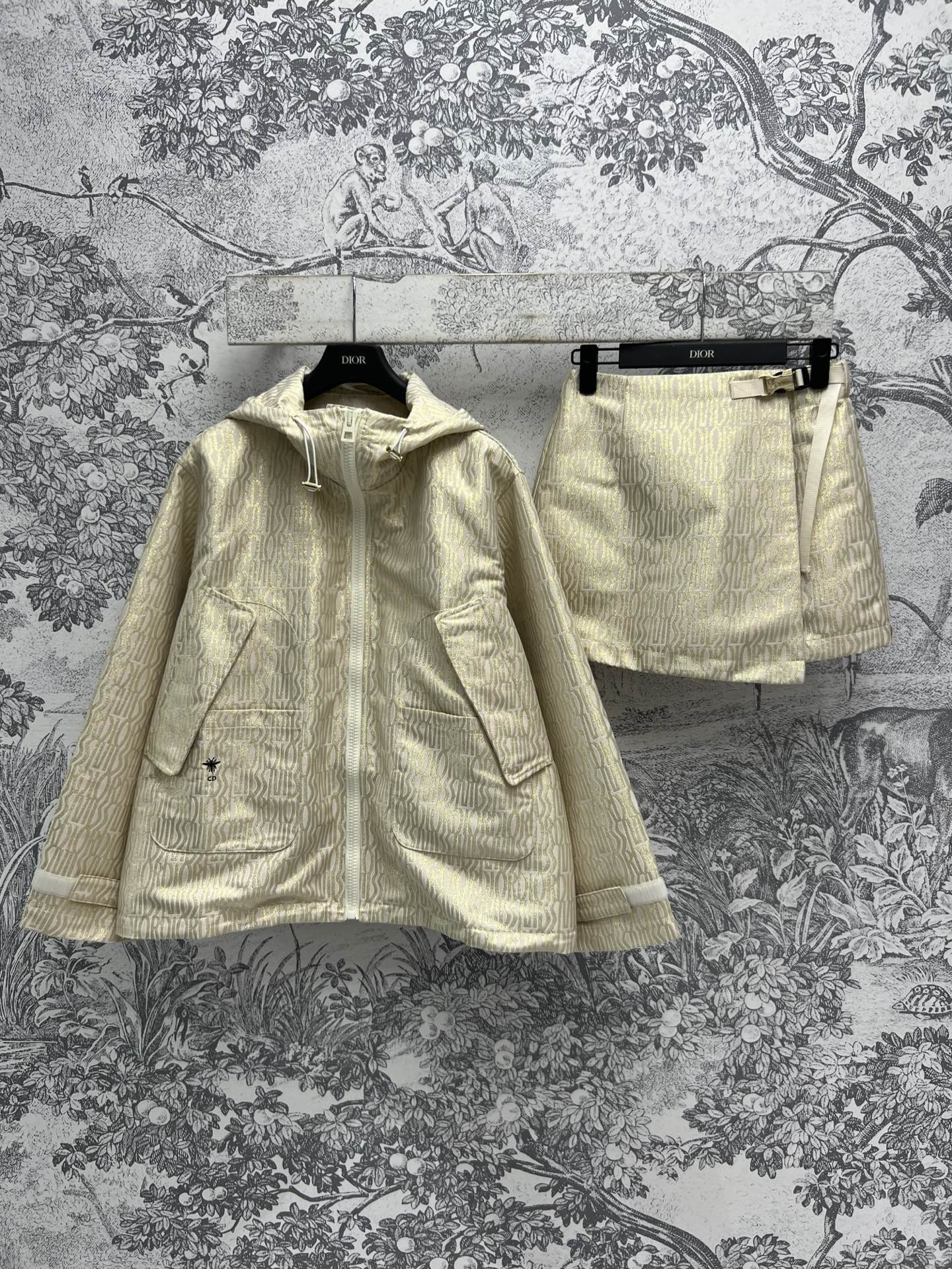 NO:310627,Jacket and half pants D home 25 early spring new style gold-plated jacquard casual suit series Hooded zipper top   piece skirt Customized fabric gold-plated jacquard crafts Full of high-end feeling on the upper body Elegant and fashionable A set of top body is straight and stylish Sweet or salty Stylish and stylish Stylish and sassy and stylish Fabric details are very attentive Three-code S,,dior,skirts,jackets & coats,hats,alexander wang19860909外套半裤D家 25早春新款 烫金提花休闲套装系列 连帽拉链上衣 搭片裤裙 定制面料烫金提花工艺 上身满满的高级感 优雅又时髦 一套上身挺阔有型 可甜可咸 时髦飒气兼具 面料细节都非常用心 一色三码 S,,dior,skirts,jackets & coats,hats,alexander wang,Women's clothing