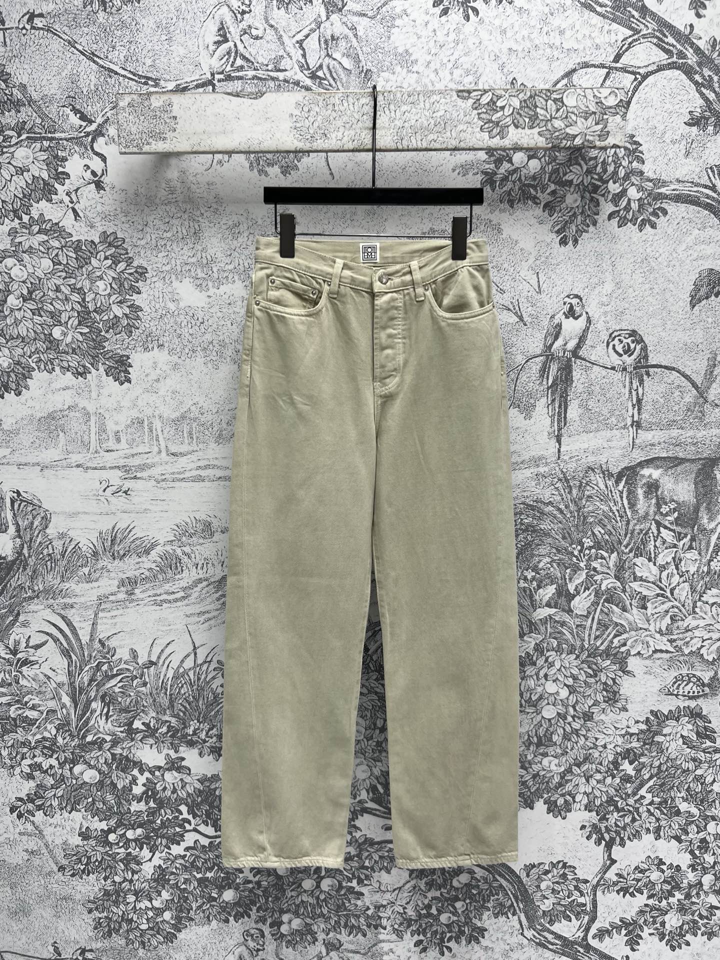 NO:310631,New early spring style retro denim wide-leg pants Retro washing fabric pure cotton material top body and skin-friendly. High waist wide-leg style is easy to cover up leg defects. Sisters with wide hips or fleshy legs can feel at ease. Daily matching is unlimited. Any shirt is easy to wear. Short sleeves are very good. 26-27-28-29-30 9,,shirts,T-shirt,alexander wang19860909早春新款 复古牛仔阔腿裤 复古洗水面料纯棉材质上身亲肤舒适 高腰阔腿版型轻松 掩盖腿部瑕疵 无论是胯宽还是腿部有肉肉的姐妹都可以放心入 日常搭配无局限 随便搭个衬衫 短袖都很好看 26-27-28-29-30 9,,shirts,T-shirt,alexander wang,Women's clothing