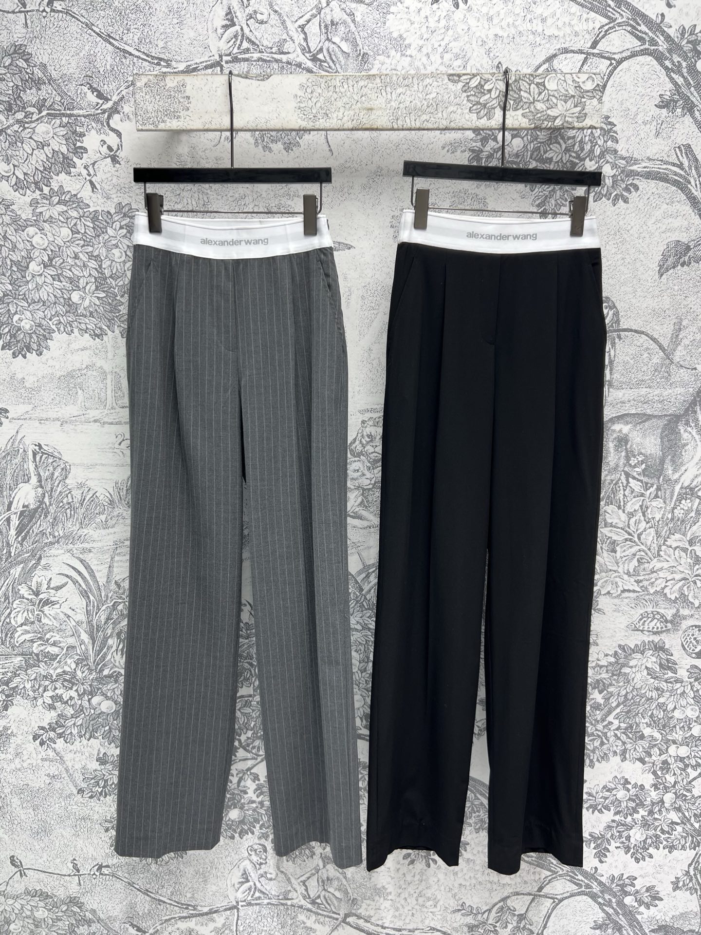 NO:310633,AW 25 early spring new style, letter webbing waist suit pants, simple and high-end cool colors, super suitable for daily commuting, a very feel trousers, exquisite tailoring and gorgeous fabrics, the items have a high-end temperament, the upper body looks very slim, the spliced ​​letter elastic waist embellishment is the finishing touch, simple and yet design-free, perfect match with various shirts, two colors and three codes, SML,,shirts,business suit,alexander wang19860909AW 25早春新款 字母织带腰头西装裤 简约高级的清冷色系 超级适合日常通勤 很有feel的一款西裤 精巧的剪裁和华丽的面料打造 的单品有着高级的气质 上身很显瘦 拼接字母弹力腰点缀更是点睛之笔 简约又不失设计感 搭配各种衬衫绝绝子 两色三码 SML,,shirts,business suit,alexander wang,Women's clothing