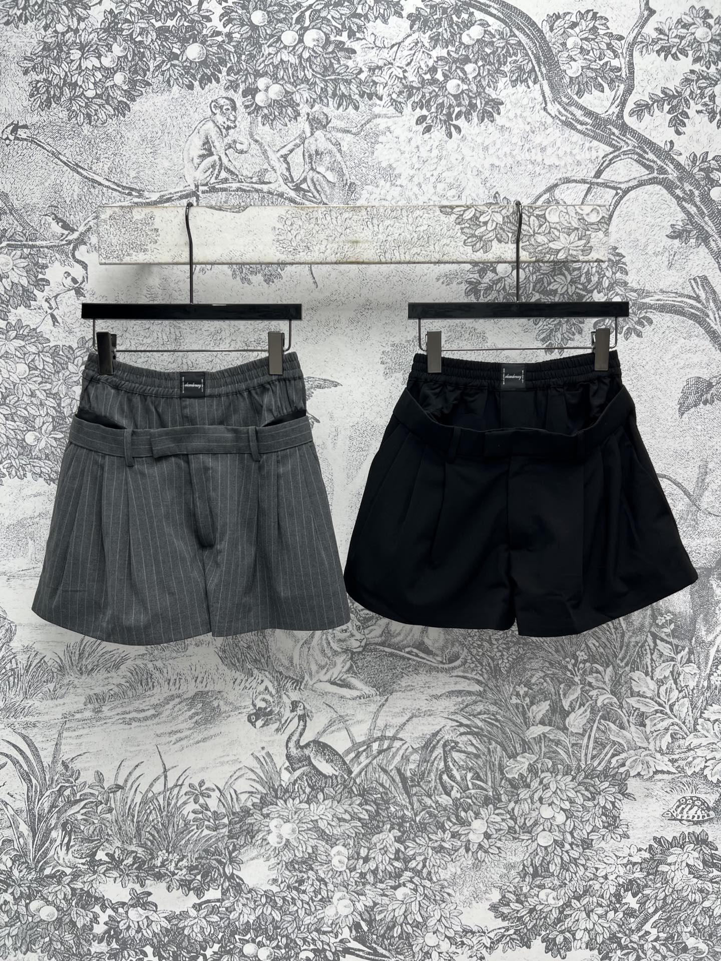 NO:310618,AW 25 early spring new model, double waist-head fake two-piece shorts, casual shorts with double waist-head design, showing unconventional waist-shaping of the waist, bringing a unique feeling, simple and versatile pants, visually slimming and high-end modification of the legs, the loose fit but not wide, and you can feel assured in a variety of figures, and it is very simple and energetic when paired with a vest. Two colors and three codes SML, shorts, alexander wang19860909AW 25早春新款 双腰头假两件短裤 休闲短裤做双腰头设计表现出腰部的非常规腰部塑造 带来独特感受简洁的裤型通勤百搭 上身视觉显瘦显高修饰腿型效果非常棒 宽松版型但不显胯宽 多种身形都可以放心入不挑身材 搭配马甲非常简约有活力 两色三码 SML,,shorts,alexander wang,Women's clothing