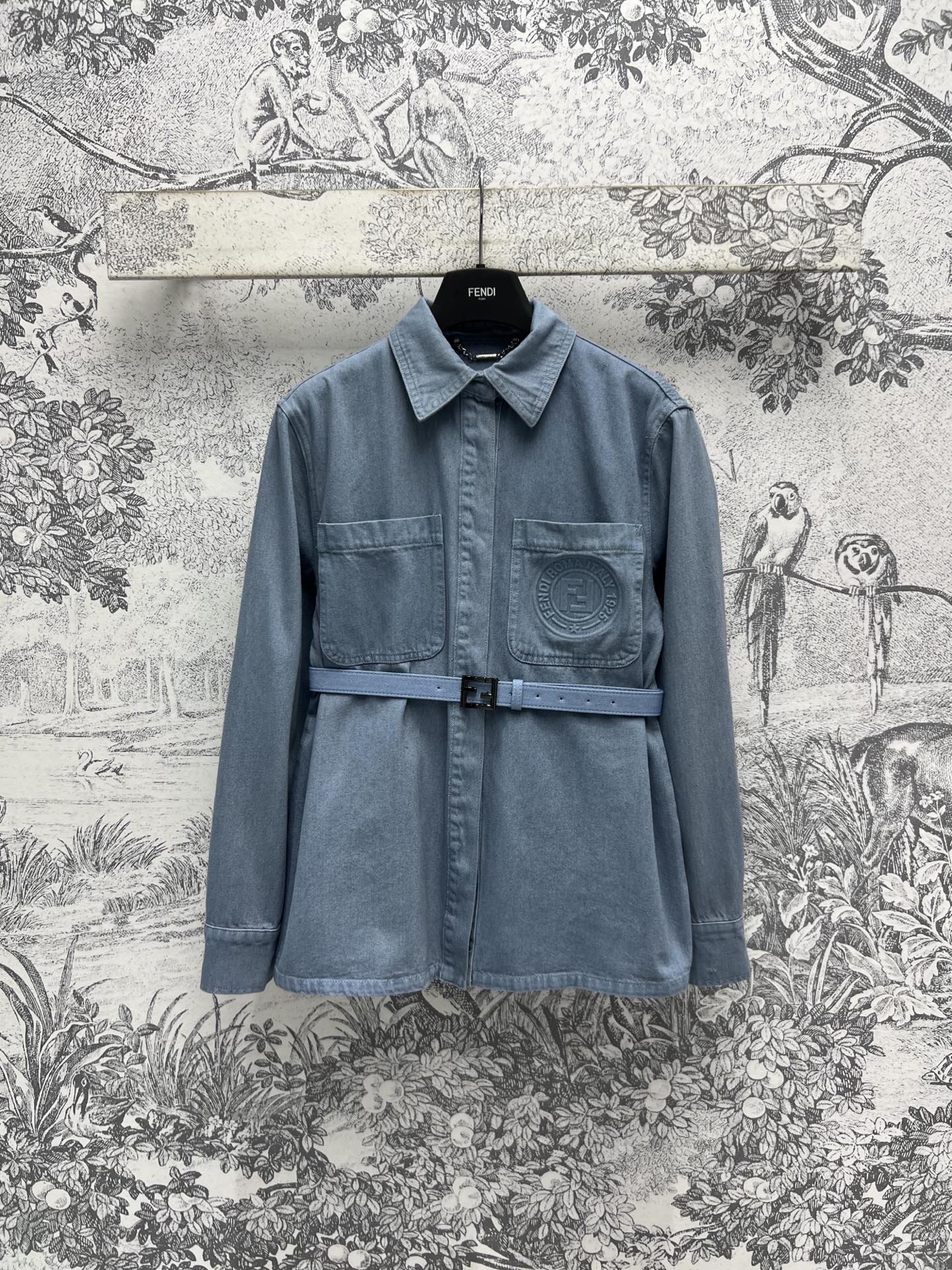 NO:310622,FD Home 25 Early Spring New Blue Relief Logo Soft Denim Series One-buttoned small jacket   waist-hugging shirt   shorts   wide-leg pants A series of matching the upper body to energetic youthful and age-reducing Customized soft denim fabric is comfortable, delicate and drooping. The overall relief jacquard logo sentences show advancedness. The upper body reduces age-reducing and casual and comfortable. It is very good for daily leisure and date. One color three codes SML,,dior, shorts, jackets & coats,alexander wang19860909FD家 25早春新款 蓝色浮雕logo软牛仔系列 一粒扣小外套 收腰衬衣 短裤 阔腿裤 一系列搭配上身活力青春又减龄 定制软牛仔面料舒适细腻有垂感 整体的浮雕提花Logo句显高级 上身减龄随性又舒适 无论是日常休闲还是约会都很不错 一色三码 SML,,dior,shorts,jackets & coats,alexander wang,Women's clothing