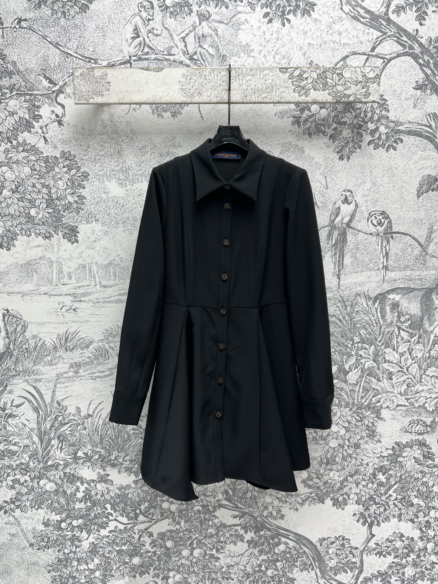 NO:310624,L Home 25 Early Spring New Lapel Shirt Asymmetric Dress Old-fashion Button Decoration Shirt Decoration Asymmetric Skirts Spliced ​​Asymmetric Skirts Small black skirts Reduce age and make you look slim. Paired with a sponge cake shoes will reduce age and make you feel girlish next door. Highly recommended daily temperament items One color and three sizes SML 9,,louis vuitton, skirts, shirts, alexander wang19860909L家 25早春新款 翻领衬衫不对称连衣裙 老花纽扣装饰 衬衫饰拼接不对称裙摆 小黑裙上身减龄又显瘦 随便搭配个松糕鞋就是减龄乖乖邻家少女感 强烈推荐日常气质单品 一色三码 SML 9,,louis vuitton,skirts,shirts,alexander wang,Women's clothing