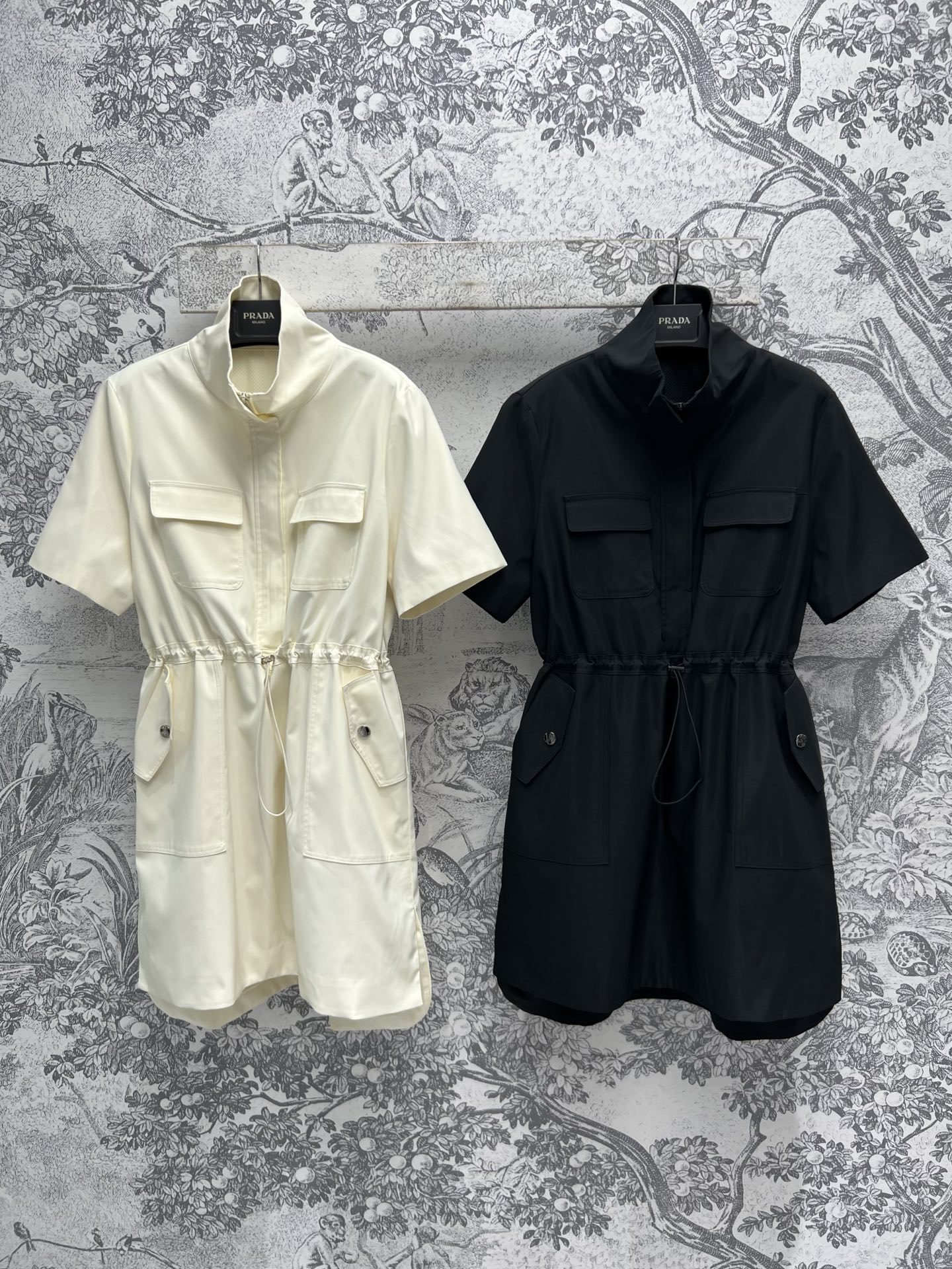 NO:310628,PD Home 25 Early Spring New Style Stand Collar Nylon Waist Short Sleeve Dress Half Zipper Drawstring Waist Hem Perfectly Divided Body Ratio Slim and High-end Versatile Customized Nylon Fabric Material Lightweight Texture Comfortable and breathable The upper body is refreshing and elegant, full of age-reducing girly Fabric Comfortable and breathable Small items in summer Two-color Three-code SML, Dior, skirts, T-shirt, alexander wang19860909PD家 25早春新款 立领尼龙收腰短袖连衣裙 半拉链的抽绳收腰裙摆 完美分割身材比例上线显瘦又高级百搭 定制尼龙面料材质 轻薄质感 舒适透气 上身清爽显气质 减龄少女感满满 面料舒适透气 夏季必备小单品 两色三码 SML,,dior,skirts,T-shirt,alexander wang,Women's clothing