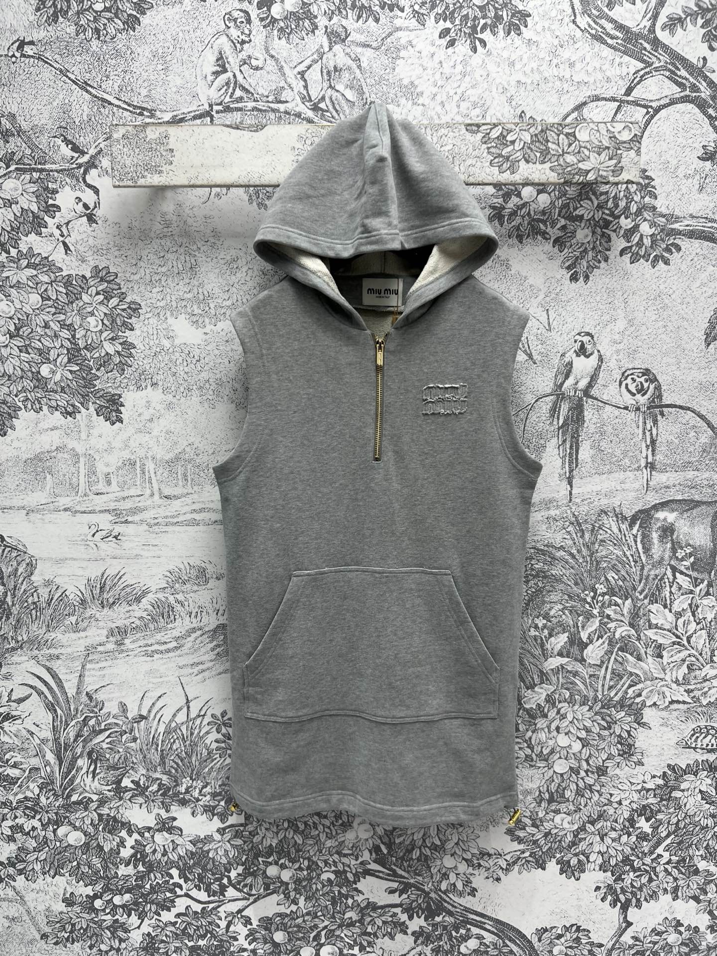 NO:310632,Miu 25 early spring new style hooded sleeveless sweatshirt dress with iconic brand logo on the chest Low-key and fashionable Hooded semi-zipper design Sweet and cool Top body full of sports and casual girly feeling Suitable and age-reducing Loose style on the upper body without picking on the figure It looks good no matter how you wear it One color Three sizes SM, Miumiu, hoodie, sweatshirts, skirts, hats, alexander wang19860909Miu 25早春新款 连帽无袖卫衣连衣裙 胸前标志性品牌标识点缀 低调又时髦 连帽半拉链设计 可甜可酷 上身满满的运动休闲少女感 随性减龄 宽松版型上身不挑身材 怎么穿都好看 一色三码 SM,,miumiu,hoodie,sweatshirts,skirts,hats,alexander wang,Women's clothing