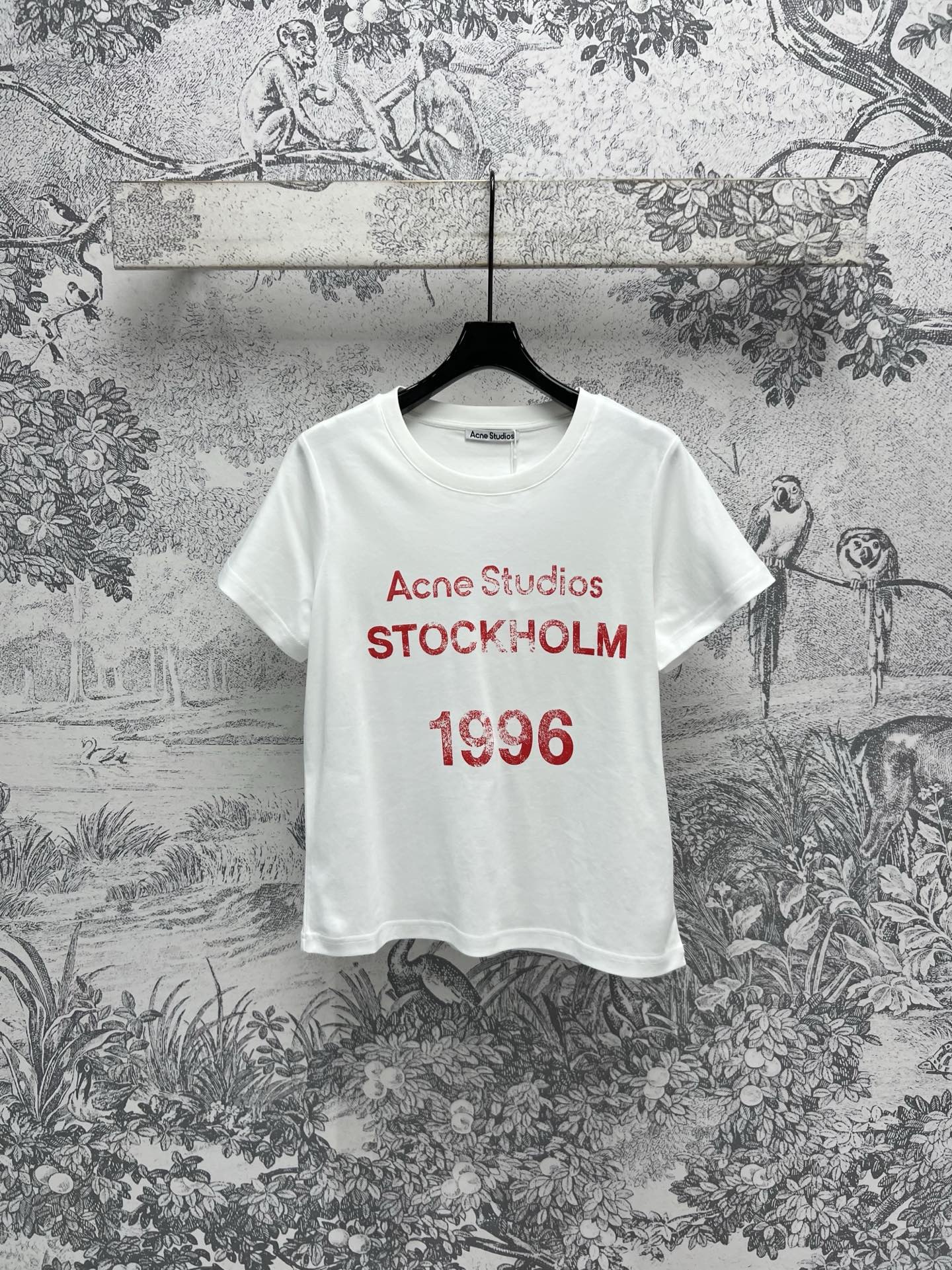 NO:310637,New early spring style, letter printed short-sleeved T-shirt, single wear or base coat, all the focus is full. The style is moderate and not too large. Suitable for most figures. You can wear it on your body for a whole day. One color and three codes SML 9,, jackets & coats, T-shirt,tees, t-shirt,alexander wang19860909早春新款 字母印花短袖T恤 单穿或者打底搭配外套都是满满的焦点 版型适中不会太大件 适合大部份的身材哦 随意穿上身就可以阳光一整天 一色三码 SML 9,,jackets & coats,T-shirt,tees，t-shirt,alexander wang,Women's clothing