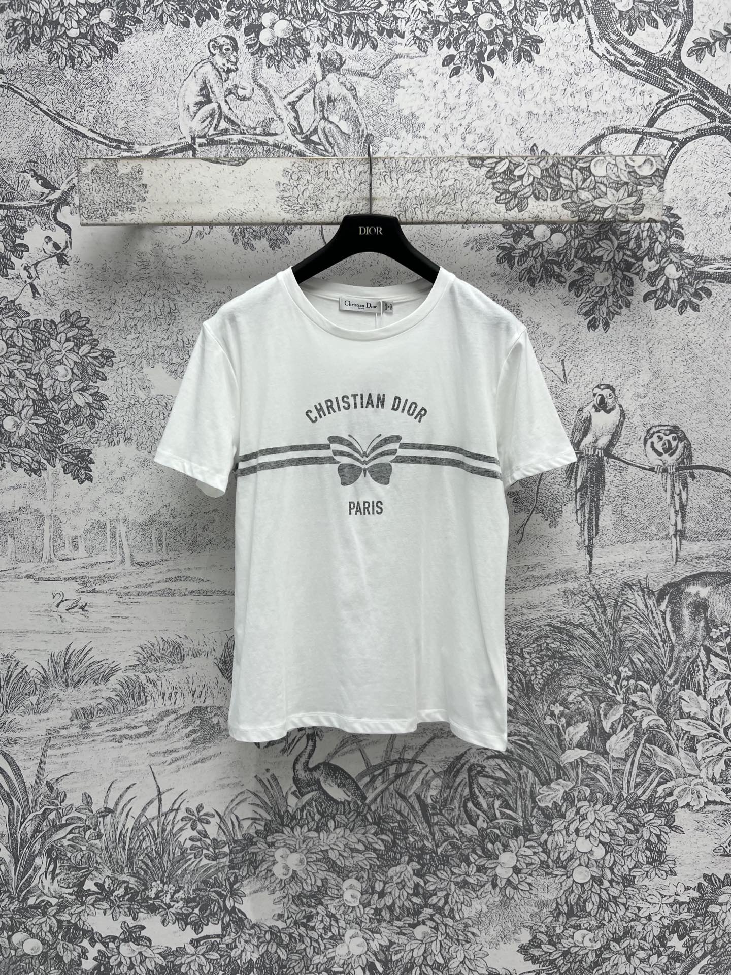 NO:310643,D Home 25 Early Spring New Bee Bar Logo Print Short Sleeve Short Styling Design The print on the chest embellishes the simple and high-end tone Easy Get it with jeans and any summer outfit is easy to match without limitations One color and three codes SML, dior, jeans, T-shirt, alexander wang19860909D家 25早春新款 蜜蜂杠条logo印花短袖 短款的版型设计 胸前的印花点缀素雅高级的调性 轻松get搭配牛仔裤和任何夏装都很好看轻松搭配无局限 一色三码 SML,,dior,jeans,T-shirt,alexander wang,Women's clothing