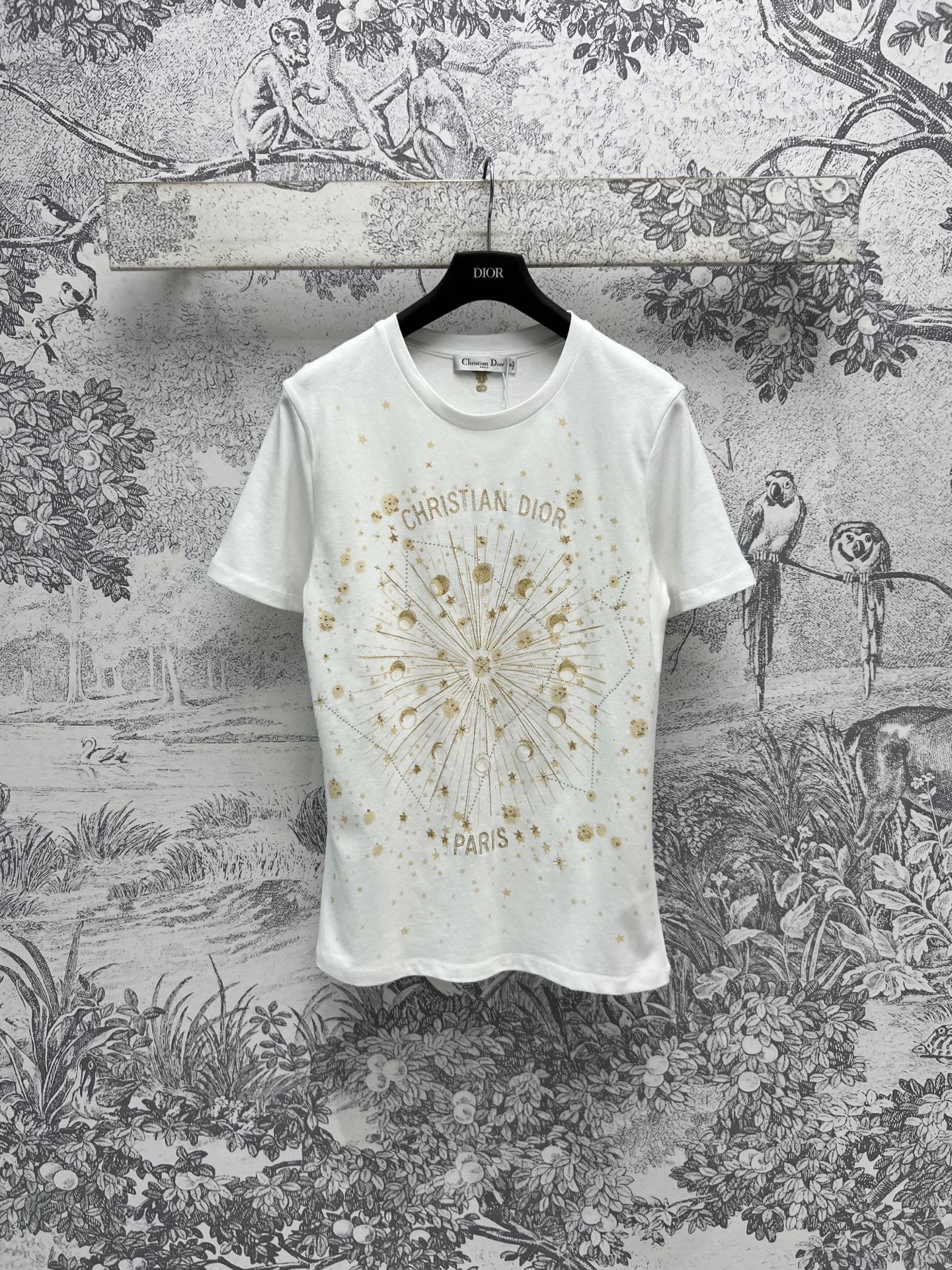 NO:310646,D Home 25 Early Spring New Style, Gold Hot Constellation Printed Short-Sleeve T-shirt, Gorgeous and Temperament, White and Rich Beauty, High-temperature Gold Hot Constellation Printed Bulingbuling, Super Beautiful Classic Short-Sleeve Style, Big and Versatile and Beautiful, Daily Necessary Products, One Color, Three Codes, SML, Dior, T-shirt, Tees, T-shirt, Alexander Wang19860909D家 25早春新款 烫金星座印花短袖T恤 华丽气质的白富美必备 高温烫金星座图案印花bulingbuling的超级美腻 经典的短袖版型 上身巨百搭又好看 日常必备的单品 一色三码 SML,,dior,T-shirt,tees，t-shirt,alexander wang,Women's clothing