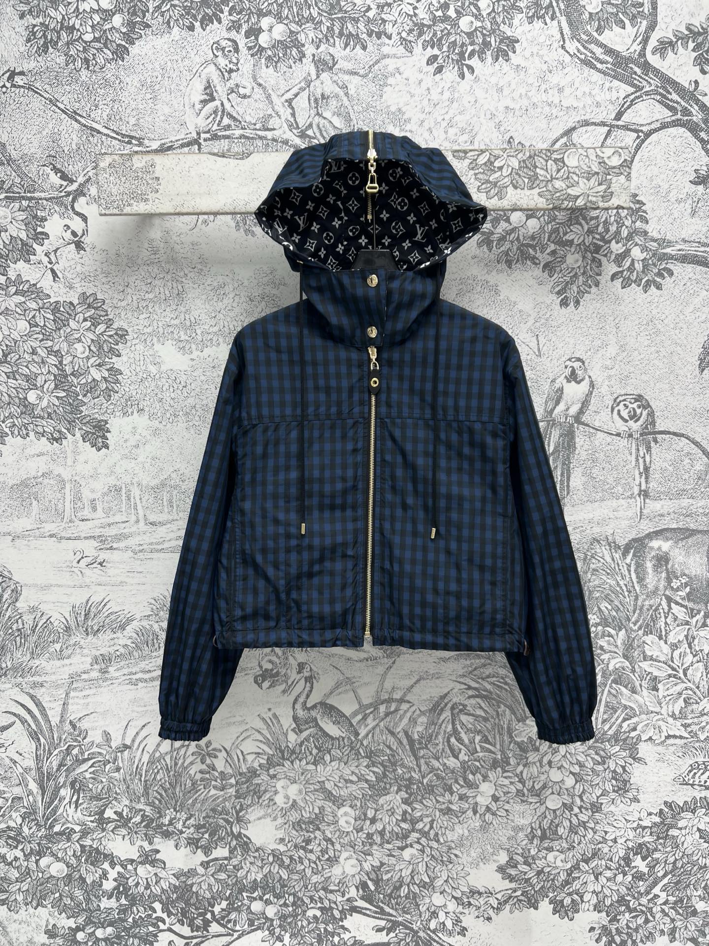 NO:310658,L Home 25 early spring new style, short presbyterian hooded double-sided jacket, a classic 3D Monogram print, a retro plaid print, a drawstring hood can be used as a shawl, a handsome personality, custom logo hardware embellishments highlight the brand's charm, fashionable and high-end, versatile and not picky, everyday casual, OK, can be worn on both sides, one color and three codes SML,,louis vuitton, jackets & coats, jackets & coats,shawls,hats,alexander wang19860909L家 25早春新款 短款老花连帽双面夹克外套 一面经典3D Monogram印花 一面复古格子印花 抽绳连帽可以做披肩 个性帅气 定制logo五金的点缀凸显品牌魅力 时髦高级 百搭不挑人 日常休闲都OK 可双面穿 一色三码 SML,,louis vuitton,jackets & coats,jackets & coats,shawls,hats,alexander wang,Women's clothing