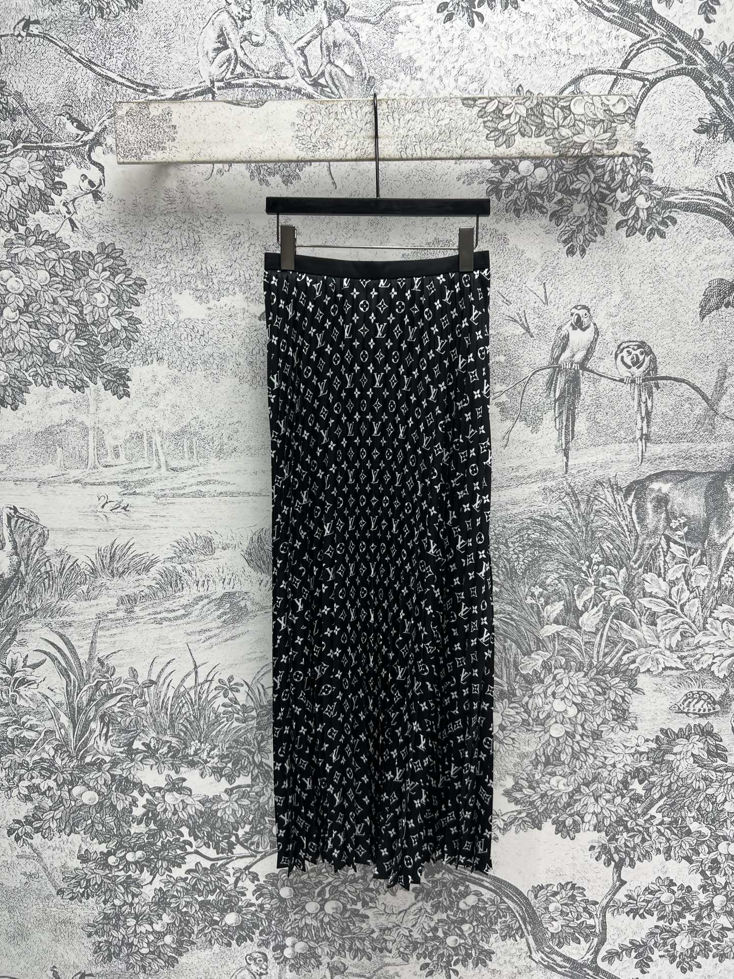 NO:310641,L Home 25 Early Spring New Style Classic Old Flower Barrage Printed Lapel Shirt   Pleated Skirt   Shirt Dress Customized Silk Jacquard Fabric Excellent Gloss and Texture Under Different Lights With a Bed Band, Waist-Close Embellished, Easily Raise the Legs and Proper Wearable Super Lightweight Fabric Is Sweet or Salty, Slim and Slower, Alexander Wang19860909L家 25早春新款 经典老花弹幕印花翻领衬衫 百褶半身裙 衬衣连衣裙 定做人丝提花面料 在不同灯光下的光泽质感都极佳 配有本布腰带收腰点缀 轻松抬高腿部比例实穿性超强 面料轻薄不压身 一系列搭配上身可甜可咸慵懒气质 超级显瘦减龄 约会休闲都不错 一色三码 SML,,louis vuitton,skirts,shirts,alexander wang,Women's clothing