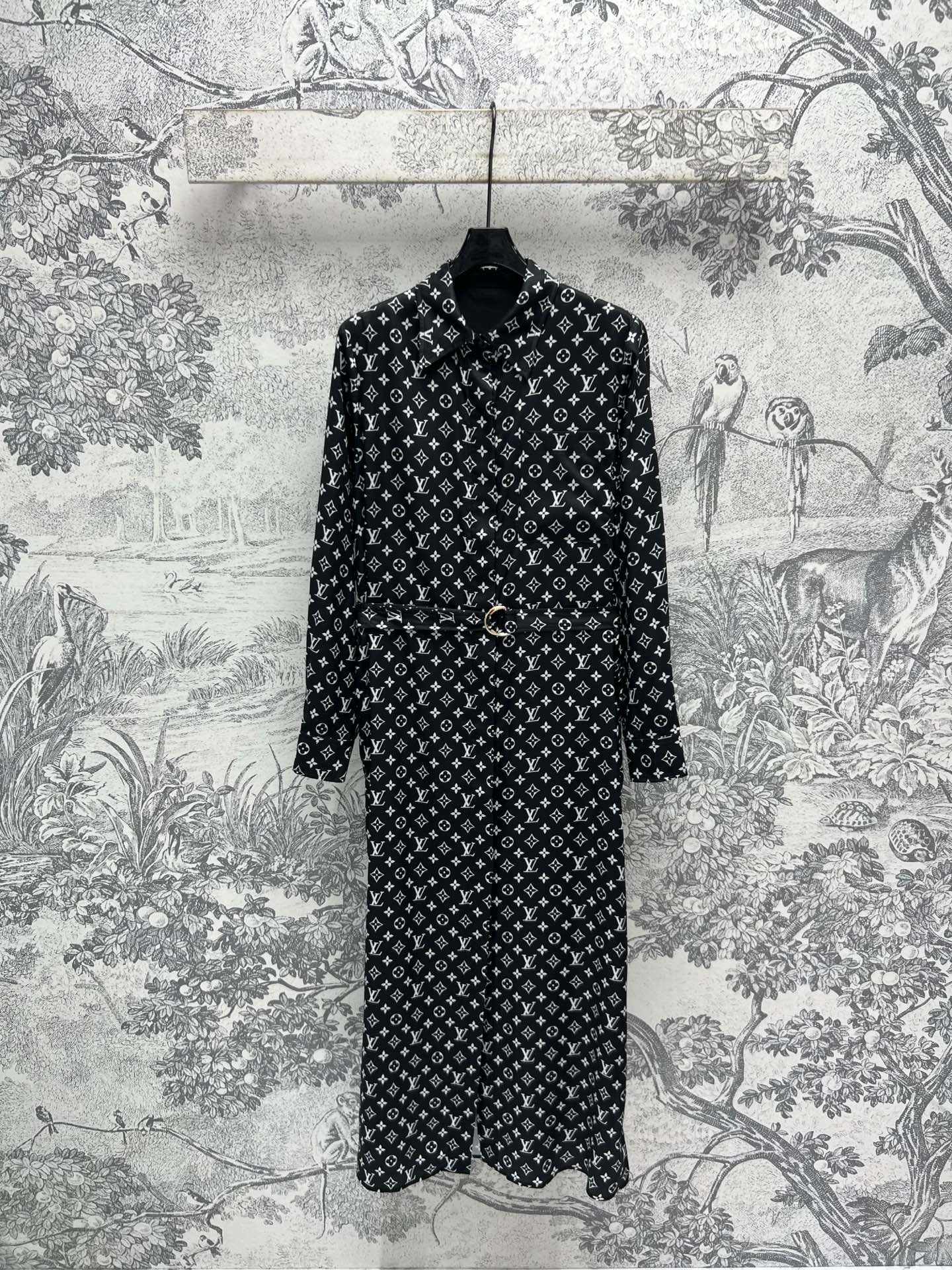 NO:310647,L Home 25 Early Spring New Style Classic Old Flower Barrage Printed Lapel Shirt   Pleated Skirt   Shirt Dress Customized Silk Jacquard Fabric Excellent Gloss and Texture Under Different Lights With a Bed Band, Waist-Close Embellished, Easily Raise the Legs and Proper Wearable Super Lightweight Fabric Is Sweet or Salty, Slim and Slower, Alexander Wang19860909L家 25早春新款 经典老花弹幕印花翻领衬衫 百褶半身裙 衬衣连衣裙 定做人丝提花面料 在不同灯光下的光泽质感都极佳 配有本布腰带收腰点缀 轻松抬高腿部比例实穿性超强 面料轻薄不压身 一系列搭配上身可甜可咸慵懒气质 超级显瘦减龄 约会休闲都不错 一色三码 SML,,louis vuitton,skirts,shirts,alexander wang,Women's clothing