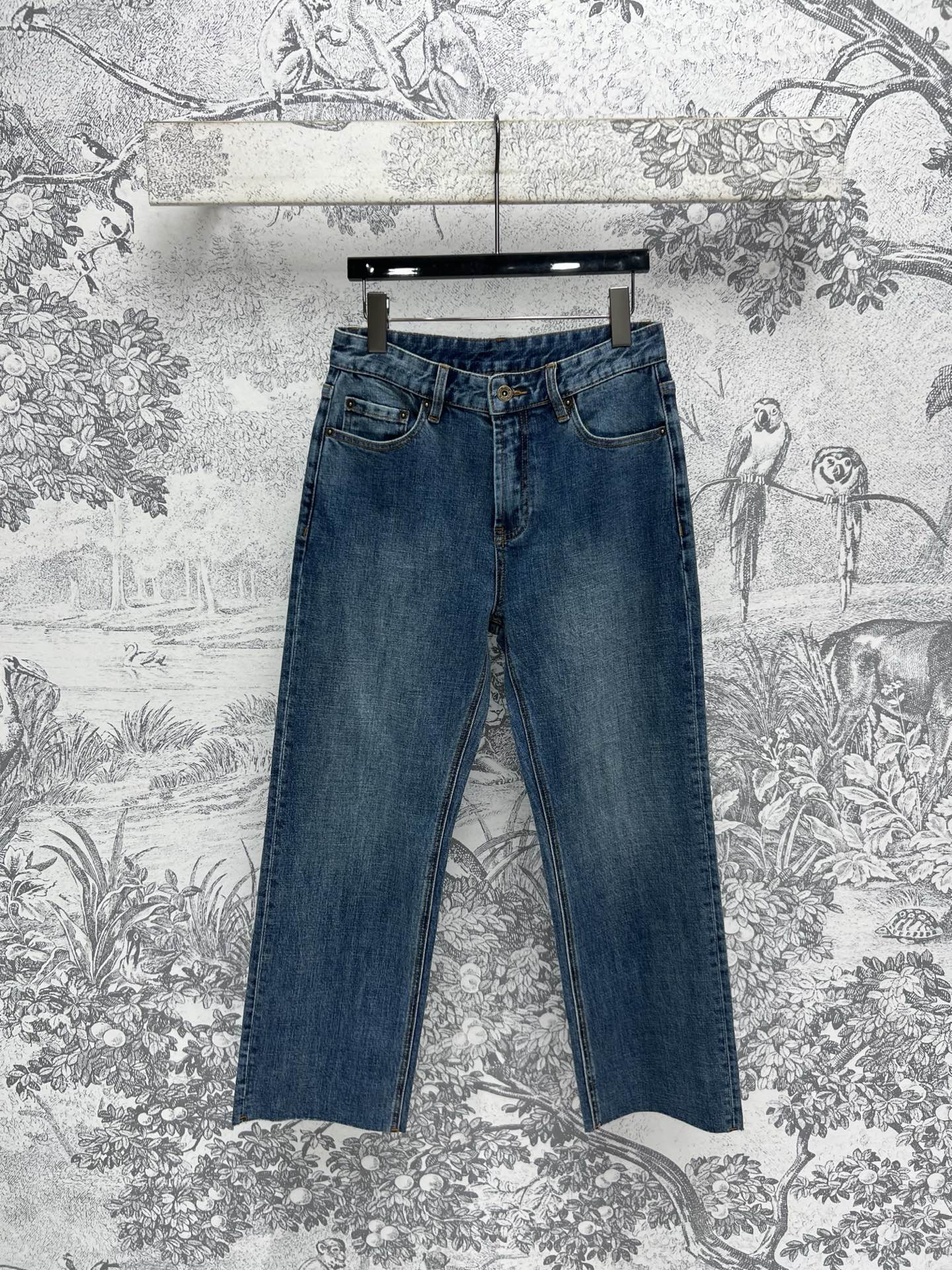 NO:311135,New spring and summer wide-leg jeans, retro washing fabric pure cotton material, upper body and skin-friendly, high waist wide-leg style is easy to cover up leg defects, sisters with wide hips or fleshy legs can feel at ease, daily matching is unlimited, one color and five codes 26-27-28-29-30 9,,jeans,alexander wang19860909春夏新款 阔腿牛仔裤 复古洗水面料纯棉材质上身亲肤舒适 高腰阔腿版型轻松 掩盖腿部瑕疵 无论是胯宽还是腿部有肉肉的姐妹都可以放心入 日常搭配无局限一色五码 26-27-28-29-30 9,,jeans,alexander wang,Women's clothing