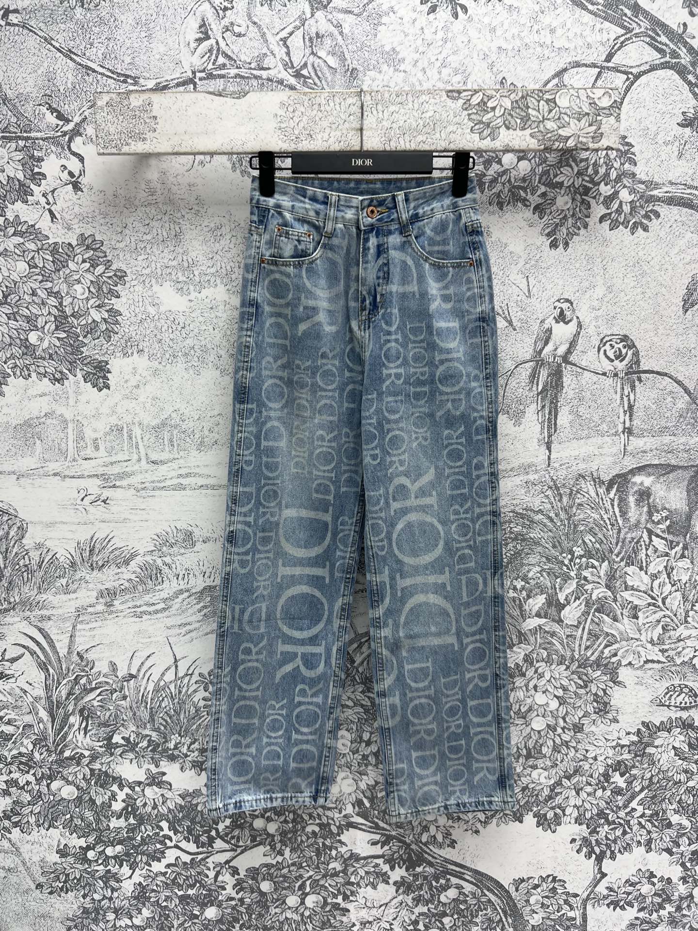 NO:311138,D Home 25 Spring and Summer New Logo Barrage Print Wide-leg Jeans Wide-legs are very inclusive to the figure. Any leg defects can be covered. Easy to create straight and long legs. Positioning and washing water and full of print logo embellishment. Full of high-end feeling. Fashionable and versatile. Easy to grasp the temperament of a young girl with age reduction. Daily casual recommendations. One color and three codes. SML,,dior,jeans,alexander wang.19860909D家 25春夏新款 logo弹幕印花阔腿牛仔裤 阔腿对身材有很大包容性 任何腿部瑕疵都可以遮住 轻松打造修直长腿 定位洗水满印Logo点缀 高级感满满 时髦百搭 轻松拿捏减龄少女气质 日常休闲推荐 一色三码 SML,,dior,jeans,alexander wang,Women's clothing