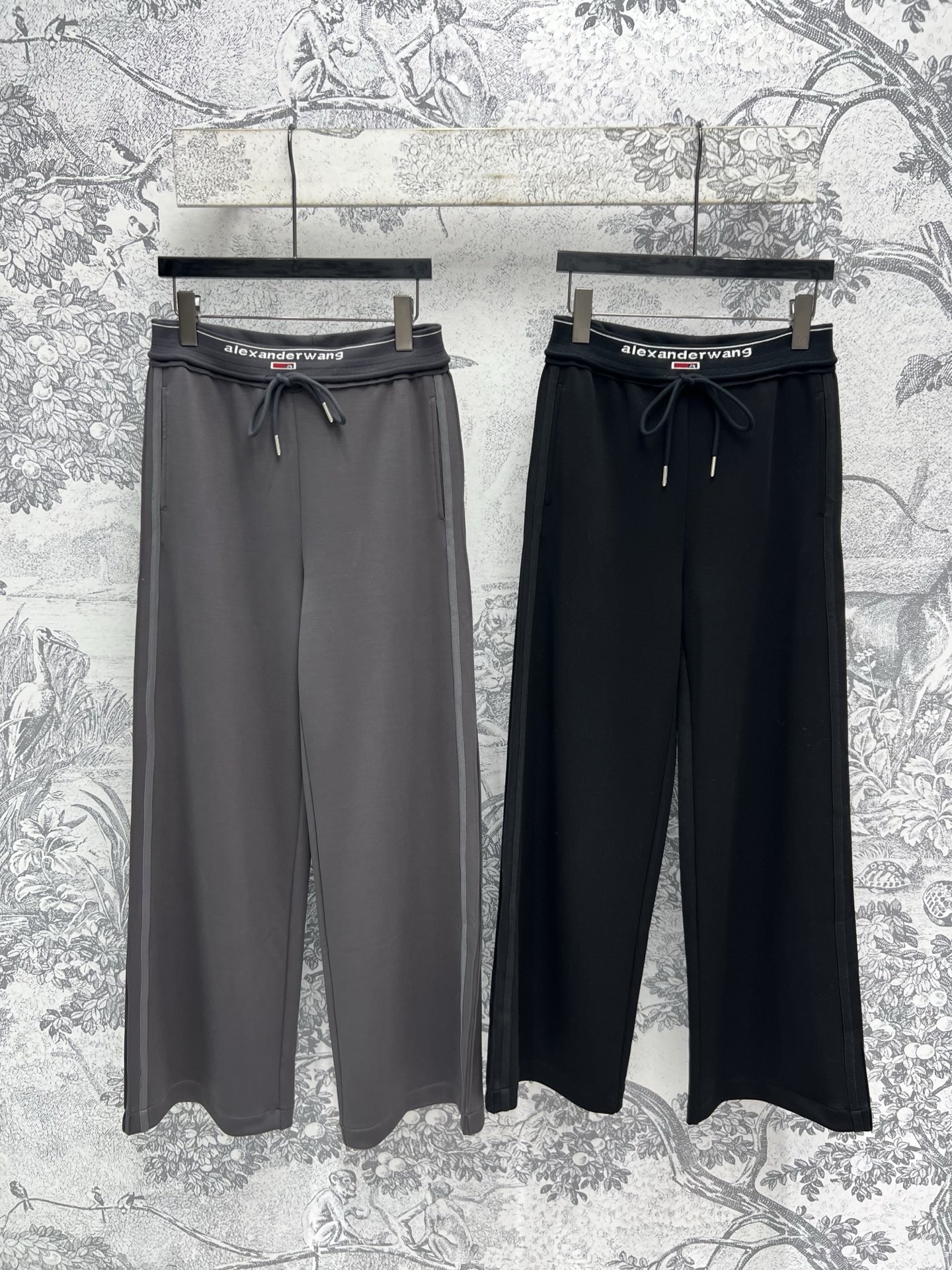 NO:311144,AW 25 early spring new logo elastic waist casual pants, a must-have for everyday hand, custom logo letter webbing waist, imported pure cotton fabric drape, webbing elastic waist without restraint, wide-leg pants, the upper body is super slim, closed eyes and versatile and casual and handsome, showing the vision of long legs in one second, two colors and three codes, SML, alexander wang19860909AW 25早春新款 logo松紧腰休闲裤 日常人手必备 定制logo字母织带腰 进口纯棉面料垂坠感超赞 织带松紧腰无束缚感甩腿阔腿裤 版型上身超显瘦 闭眼入百搭随性又帅气 一秒超显大长腿的视觉 两色三码 SML,,alexander wang,Women's clothing