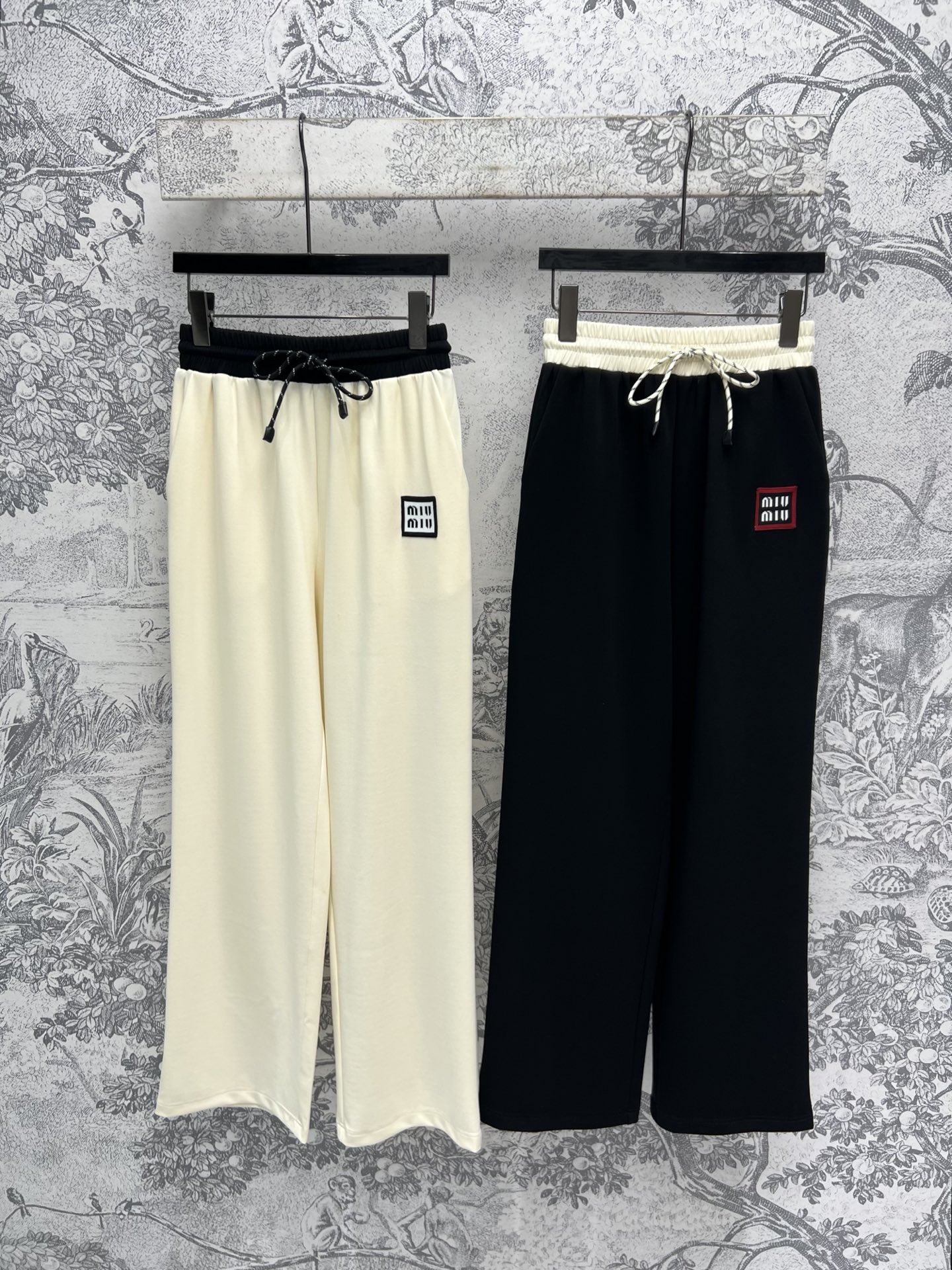 NO:311150,Miu 25 early spring new style contrasting elastic waist wide-leg pants, side letter logo embellishment, contrasting elastic waist design is easy to control for any body, high waist wide-leg style, super easy to match, any item can be matched, the upper body becomes long legs in seconds, daily leisure is very good, two colors and three codes SML,,miumiu,alexander wang19860909Miu 25早春新款 撞色松紧腰阔腿裤 侧边字母Logo点缀 撞色松紧腰头设计任何身材都好驾驭 高腰阔腿版型 超级好搭配 任何单品都可搭配 上身秒变大长腿 日常出街休闲都很不错 两色三码 SML,,miumiu,alexander wang,Women's clothing