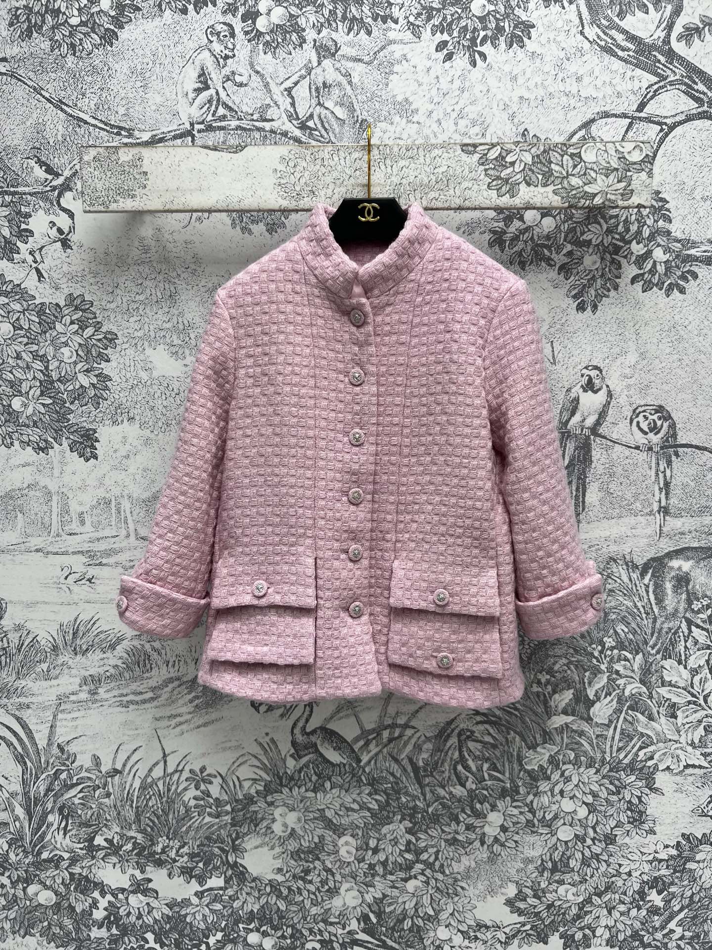 NO:311130,Small fragrance style 25 early spring new style, stand-up collar small fragrance style jacket, cherry blossom powder, super invincible and tender, rhinestone logo button embellishment, short style, huge upper body, slim and tall, upper body is a youthful and fashionable girlish temperament, one color, three sizes, SML, jackets & coats, alexander wang19860909小香风 25早春新款 立领小香风外套 樱花粉 超级无敌具显嫩 水钻logo纽扣点缀 短款版型上身巨显瘦显身高 上身就是青春时髦的少女气质 一色三码 SML,,jackets & coats,alexander wang,Women's clothing