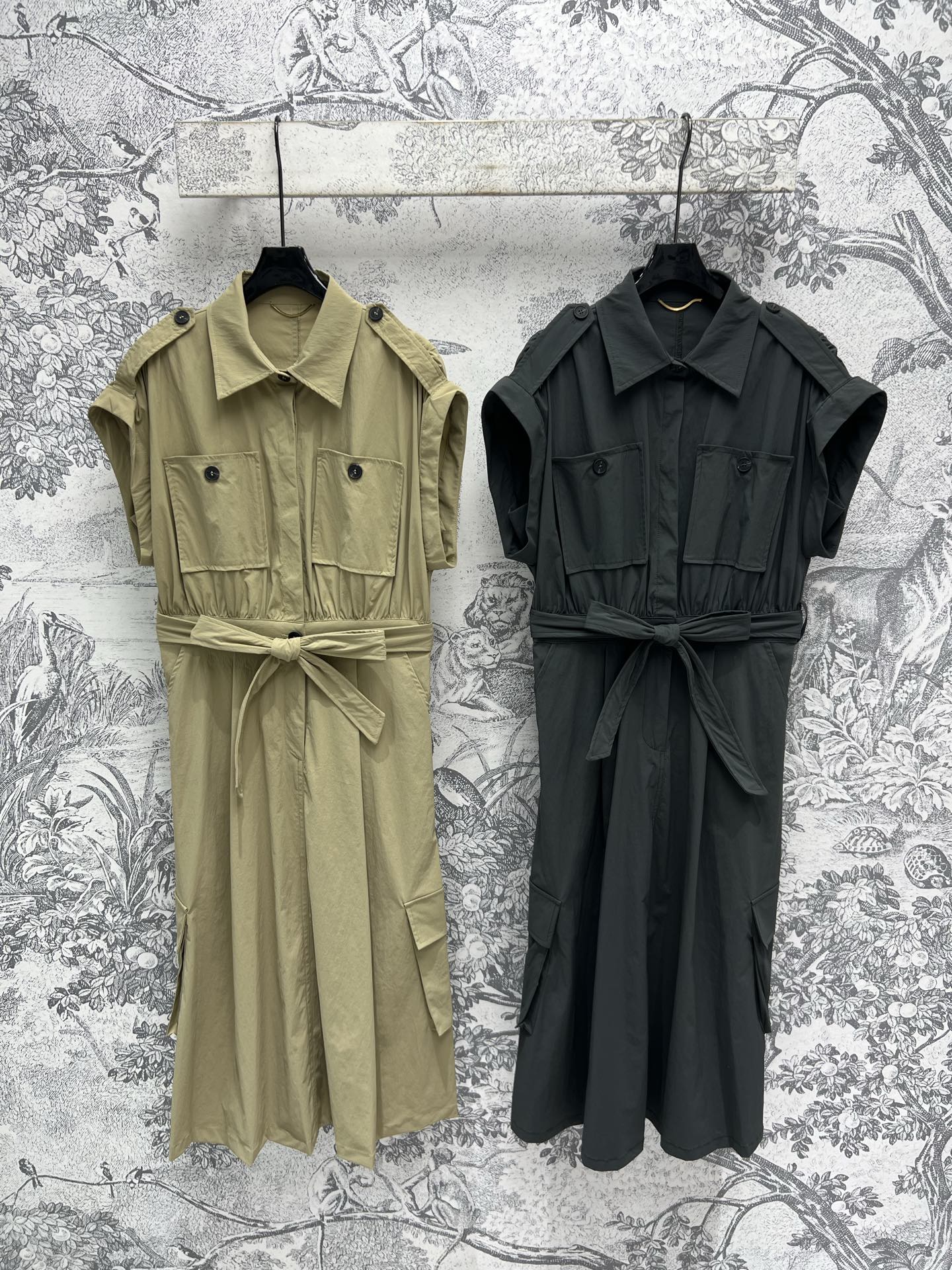 NO:311136,New spring and summer styles, lapel sleeveless dress, work pocket decoration, waist straps create a waist-hugging outline, the skirt is flowing and beautiful, perfectly divided body proportions, super slimming and figure, the upper body is cool and cool, the texture of the light fabric is online, it will not be stuffy in summer, two colors and three codes SML, skirts, alexander wang19860909春夏新款 翻领无袖连衣裙工装口袋装饰点缀 腰间系带打造收腰轮廓 裙摆飘逸又好看 完美分割身材比例 超级显瘦显身材 上身又酷又飒简直绝了 轻薄面料质感在线 夏季也不会闷热 两色三码 SML,,skirts,alexander wang,Women's clothing