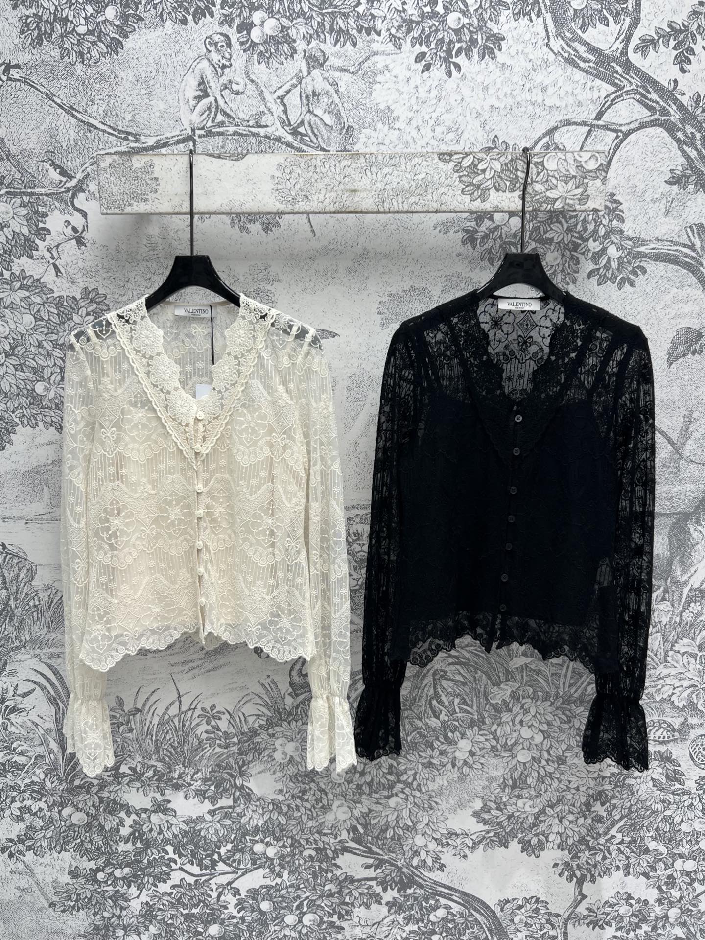 NO:311142,V Home 25 Early Spring New V-neck Lace Cardigan Classic Basic Style is versatile and not picky. Two-piece set of small hanging inside. High-quality textured fabric. Soft and comfortable. The upper body is full of temperament and goddess sense. It is full of dignity and elegance for any occasion. It is simply the existence of white moonlight. It is very OK for important occasions on dates. Two colors and three codes. SML,,alexander wang19860909V家 25早春新款 V领蕾丝开衫 经典基础版型百搭不挑人 内搭小吊两件套 高级有质感的面料 软糯舒适 上身就是满满的气质女神感 任何场合穿都是满满的端庄优雅 简直就是白月光的存在 约会重要场合都很OK 两色三码 SML,,alexander wang,Women's clothing