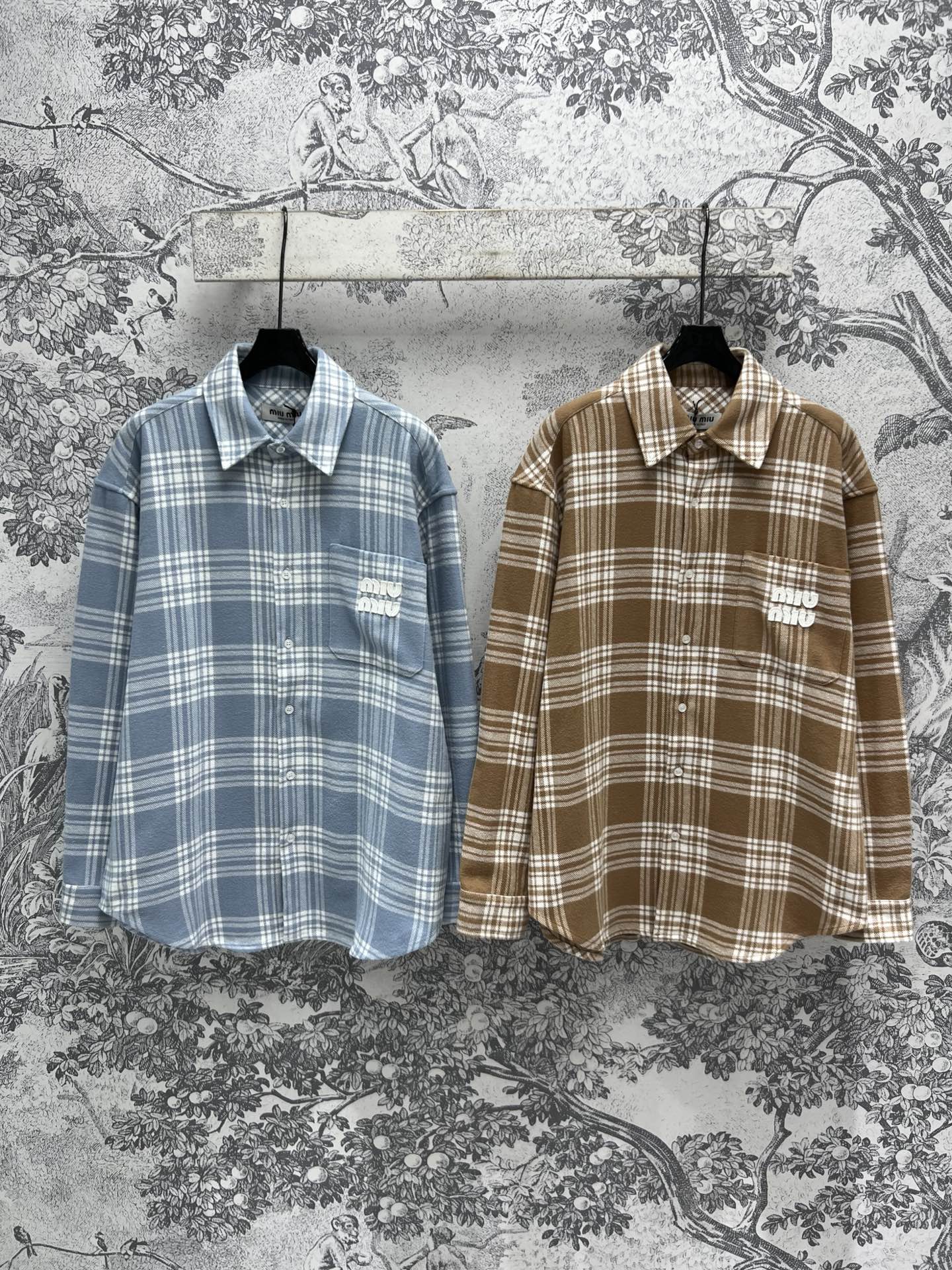 NO:311148,Miu 25 early spring new style plaid wool shirt, fashionable and warm, custom plaid wool fabric, loose silhouette, easy to hide the flesh and make you look slimming, two colors and three codes SML,,miumiu,shirts,alexander wang19860909Miu 25早春新款 格纹毛呢衬衫 既时髦又保暖 定制格纹毛呢面料 廓形宽松剪裁 轻松藏肉显瘦 两色三码 SML,,miumiu,shirts,alexander wang,Women's clothing