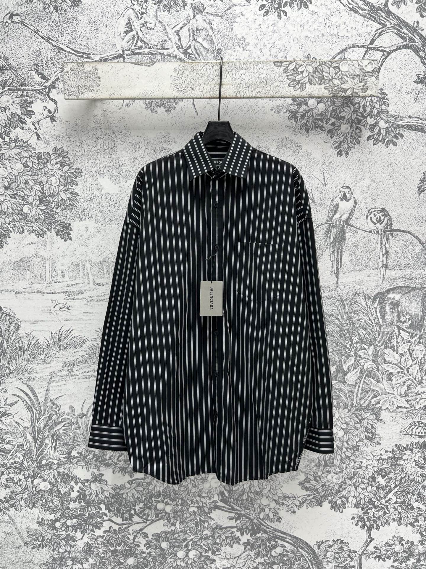 NO:311151,New spring and summer style striped lapel shirt overall color vintage classic. Created by soft cotton fabric. Vertical stripes are super slim. Loose and lazy style. Easy to create a college-style girlish look. It can be sweet or salty and versatile and not picky about people. Three sizes of one color SM,,shirts,alexander wang19860909春夏新款 条纹翻领衬衫衬衫整体配色复古经典 由柔软的棉质面料打造 纵向条纹超级显瘦 宽松慵懒版型 轻松打造学院风减龄少女感 可甜可盐百搭不挑人 一色三码 SM,,shirts,alexander wang,Women's clothing