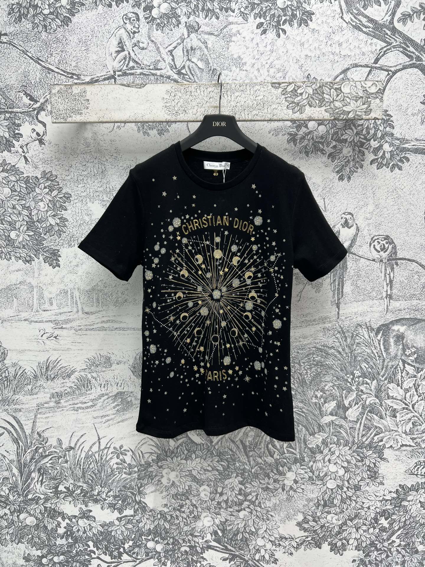 NO:311146,D Home 25 Early Spring New Style, Gold Hot Constellation Printed Short-Sleeve T-shirt, Gorgeous and Temperament, Must-have White and Rich Beauty, High-temperature Gold Hot Constellation Printed Bulingbuling, Super Beautiful Classic Short-Sleeve Style, Big and Versatile and Beautiful, Daily Necessary Products, One Color, Three Codes, SML, Dior, T-shirt, Tees, T-shirt, Alexander Wang19860909D家 25早春新款 烫金星座印花短袖T恤 华丽气质的白富美必备 高温烫金星座图案印花bulingbuling的超级美腻 经典的短袖版型 上身巨百搭又好看 日常必备的单品 一色三码 SML,,dior,T-shirt,tees，t-shirt,alexander wang,Women's clothing