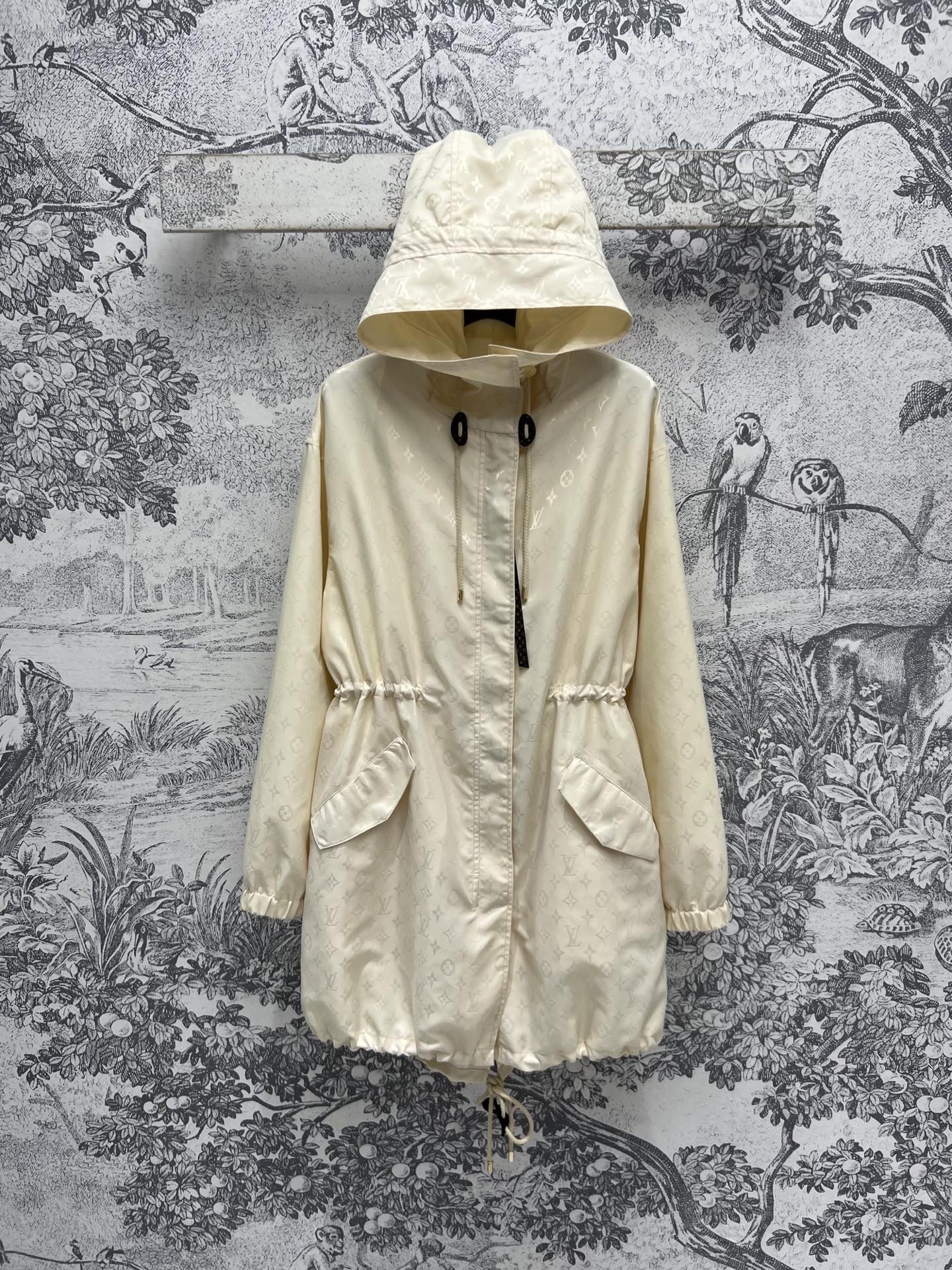 NO:311127,L Home 25 early spring new style, presbyopia dark pattern jacquard long jacket, popular counter recommendation, sun protection jacket for the whole summer, loose hooded style, drawstring at waist, customized jacquard fabric, not printed, YB consistent high quality, length can be used as a dress, summer sun protection must be required, cuff zipper design, high-end but not fancy, two colors and three codes, SML,,louis vuitton, skirts, jackets & coats,hats,alexander wang19860909L家 25早春新款 老花暗纹提花连帽长款外套 专柜热门爆款推荐 可以穿整个夏天的防晒外套 连帽宽松版型 腰间可抽绳 定制的提花面料哦 不是印花 YB一致高品质 长度可以当连衣裙 夏日防晒必备 袖口拉链设计 高级又不会很花俏 两色三码 SML,,louis vuitton,skirts,jackets & coats,hats,alexander wang,Women's clothing