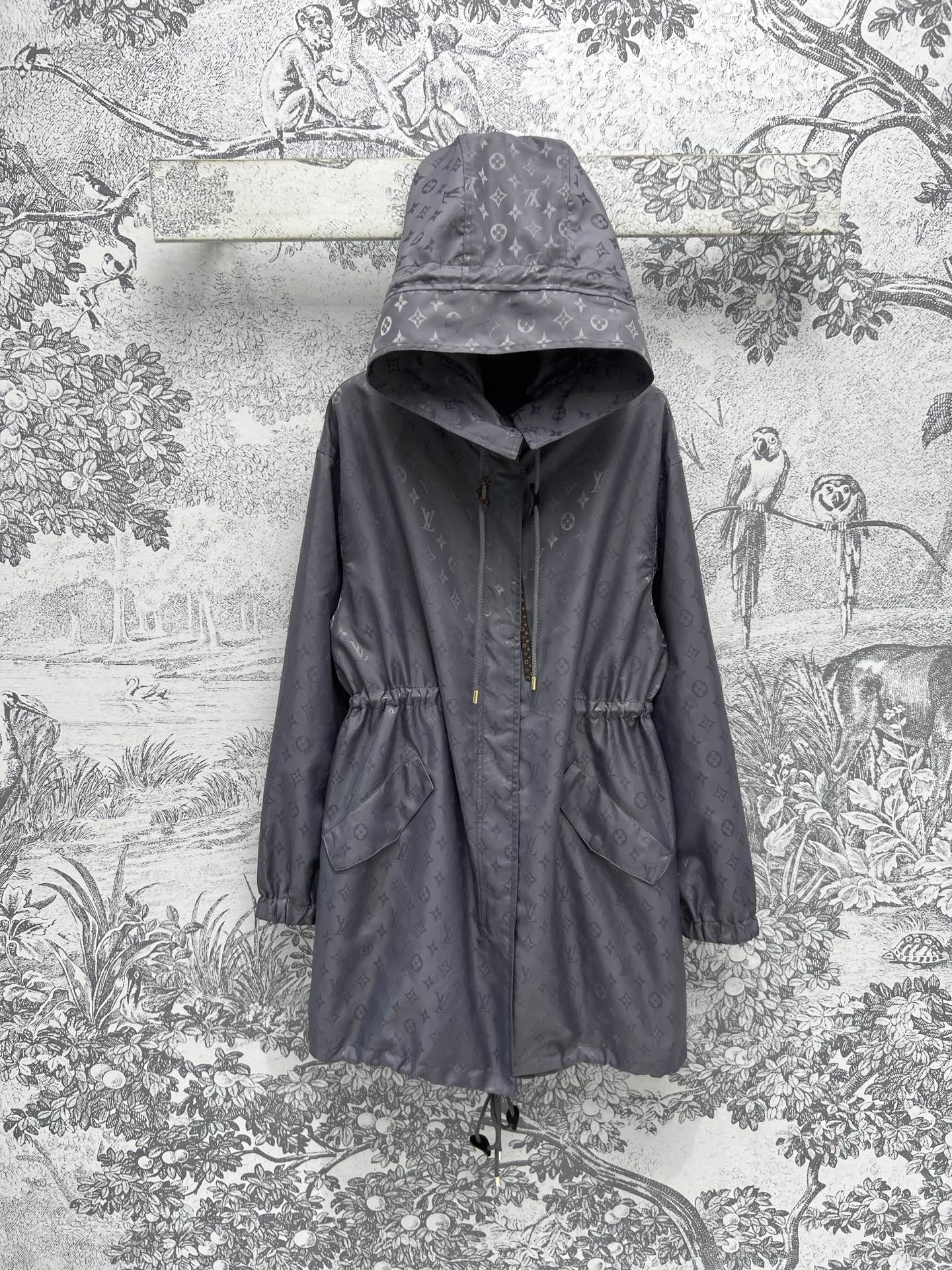 NO:311128,L Home 25 early spring new style, presbyopia dark pattern jacquard long jacket, popular counter recommendation, sun protection jacket for the whole summer, loose style, drawstring at waist, customized jacquard fabric, not printed, YB consistent high quality, length can be used as a dress, summer sun protection must be required, cuff zipper design, high-end but not fancy, two colors and three codes,,louis vuitton, skirts, jackets & coats,hats,alexander wang19860909L家 25早春新款 老花暗纹提花连帽长款外套 专柜热门爆款推荐 可以穿整个夏天的防晒外套 连帽宽松版型 腰间可抽绳 定制的提花面料哦 不是印花 YB一致高品质 长度可以当连衣裙 夏日防晒必备 袖口拉链设计 高级又不会很花俏 两色三码,,louis vuitton,skirts,jackets & coats,hats,alexander wang,Women's clothing