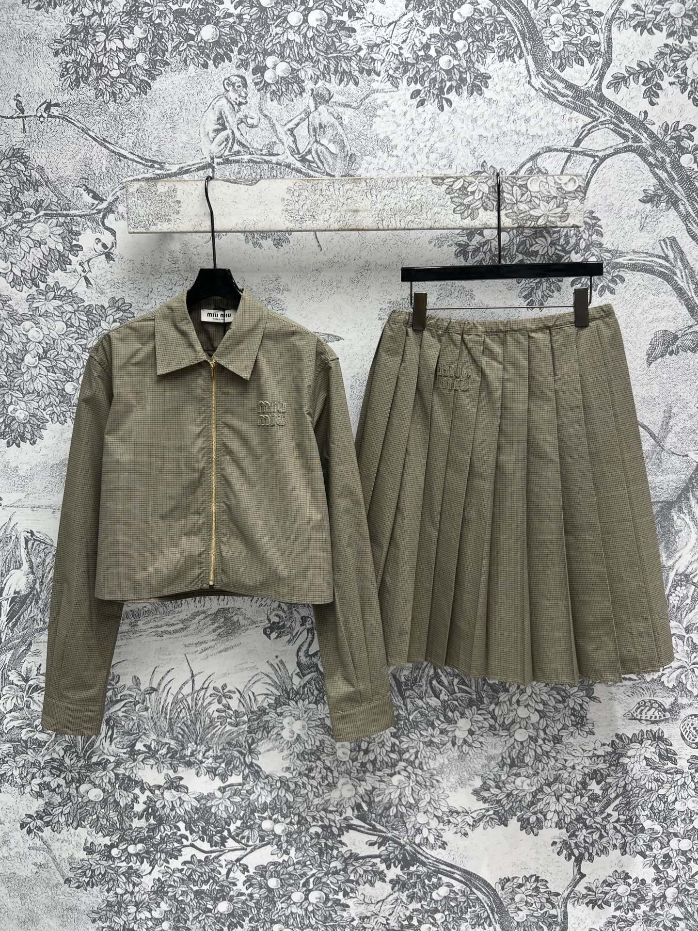 NO:311659,Top skirt, new 25 spring and summer style, short lapel jacket   pleated skirt, with high-end style, matched with a line pleated skirt, super long legs in one second, retro houndstooth fabric, three-dimensional slim cut, top body, slim and retro fashionable, classic patch embroidery logo on the chest, classic plaid style and metal accessories are really surprising, a set of matching or single match, the details are very well-made, one color, three codes SML,, skirts, jackets & coats, jackets & coats, alexander wang19860909上衣半裙家 25春夏新款 翻领短款夹克外套 百褶半身裙 自带高级的格调 下半身搭配a字百褶半身裙 一秒超显大长腿 复古千鸟格面料 立体的修身剪裁上身显瘦又很复古时髦 胸前经典贴布刺绣Logo 经典格纹风格搭配金属配件真的很惊喜 一套搭配或者单搭都很加分 细节做工都很到位 一色三码 SML,,skirts,jackets & coats,jackets & coats,alexander wang,Women's clothing